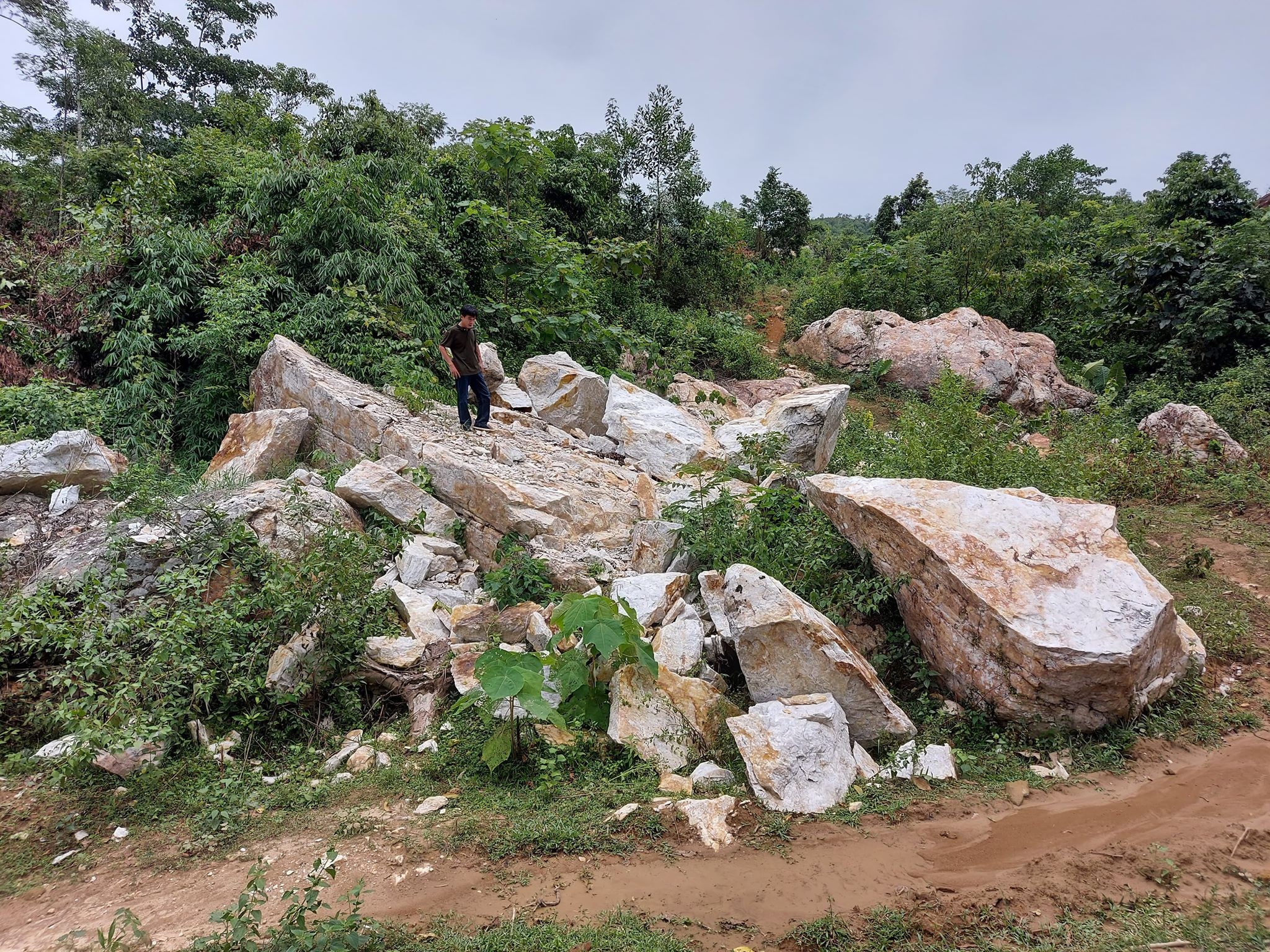Trên hiện trường khai thác trái phép quặng đá ở xã Châu Hồng, có những vị trí cho thấy các đối tượng đã sử dụng tới vật liệu nổ. Ảnh: Nhật Lân
