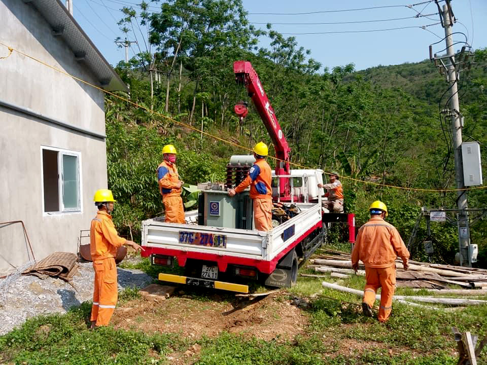 Điện lực Nghệ An nâng cấp hạ tầng lưới điện miền núi. Ảnh: Quang An
