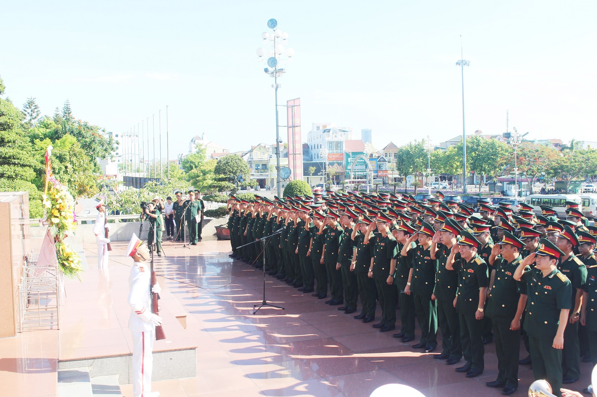 Đoàn đại biểu tưởng niệm Chủ tịch Hồ Chí Minh