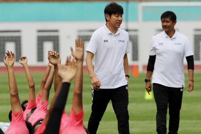 HLV Shin Tae-yong bắt tay ngay vào công việc sau khi trở lại Indonesia. Ảnh: Bola.