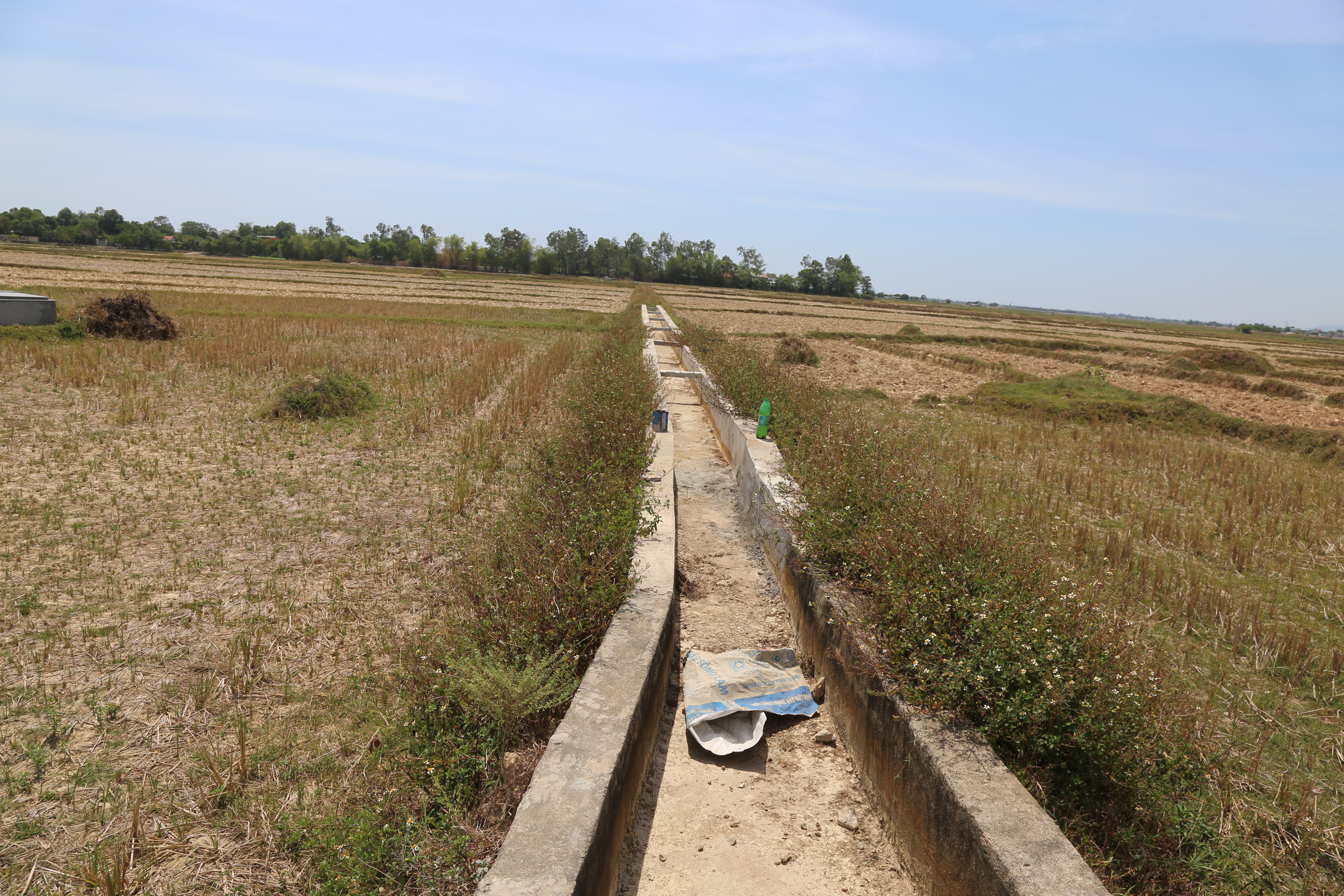 Trạm bơm Nghi Thái, Nghi Lộc không hoạt động, tuyến kênh được đầu tư cũng trong tình trạng khô khốc, dang dở. Hàng trăm héc ta đất nông nghiệp không có nước tưới. Ảnh Việt Phương