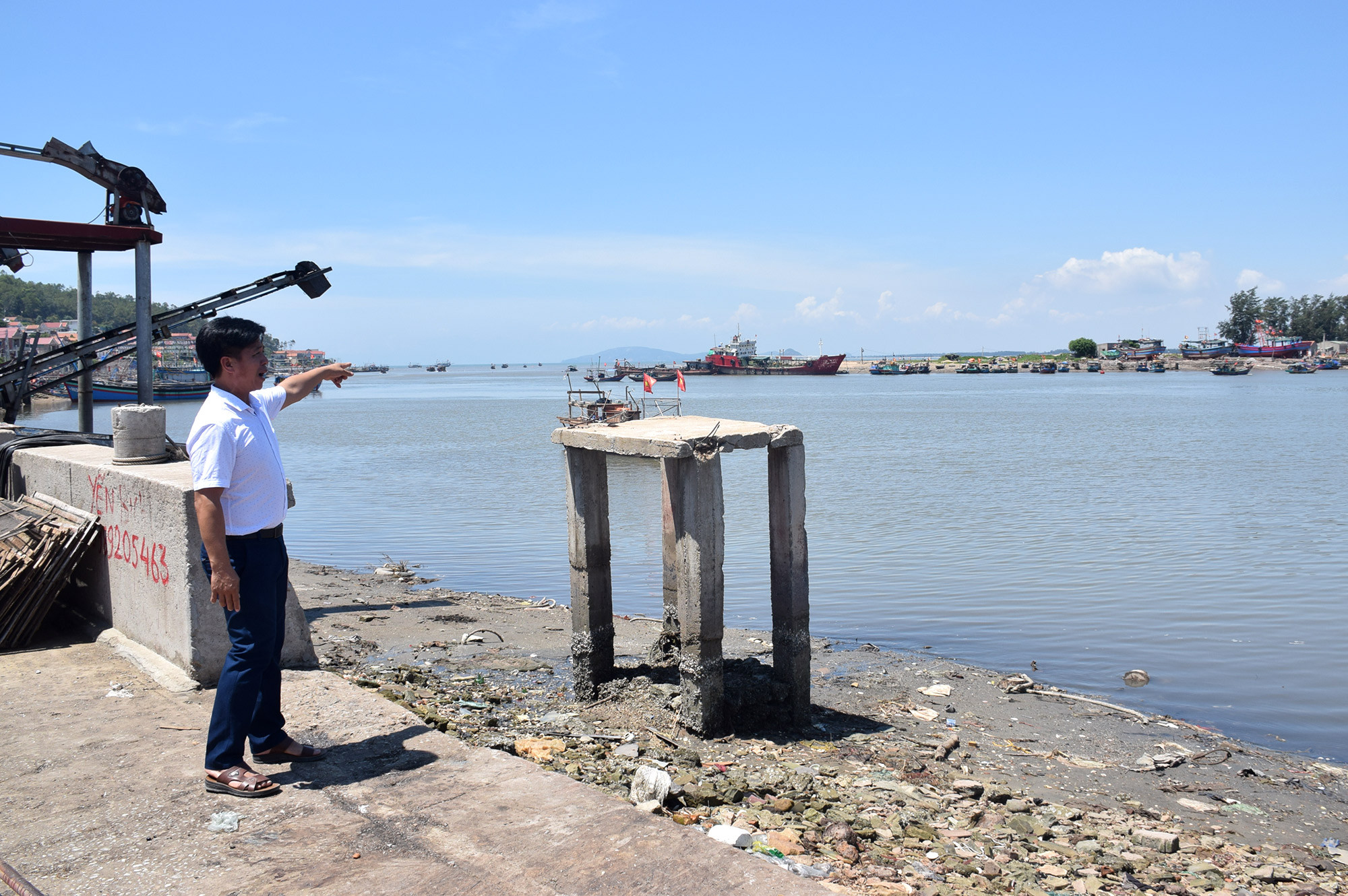 l Ông Phan Văn Hải ở xã Quỳnh Lập (TX. Hoàng Mai) cho hay, cát trước cửa Lạch Cờn đang bị tàu hút gần hết, sóng biển đã đánh mạnh vào  khu tránh, trú bão trên sông. Ảnh: X.H