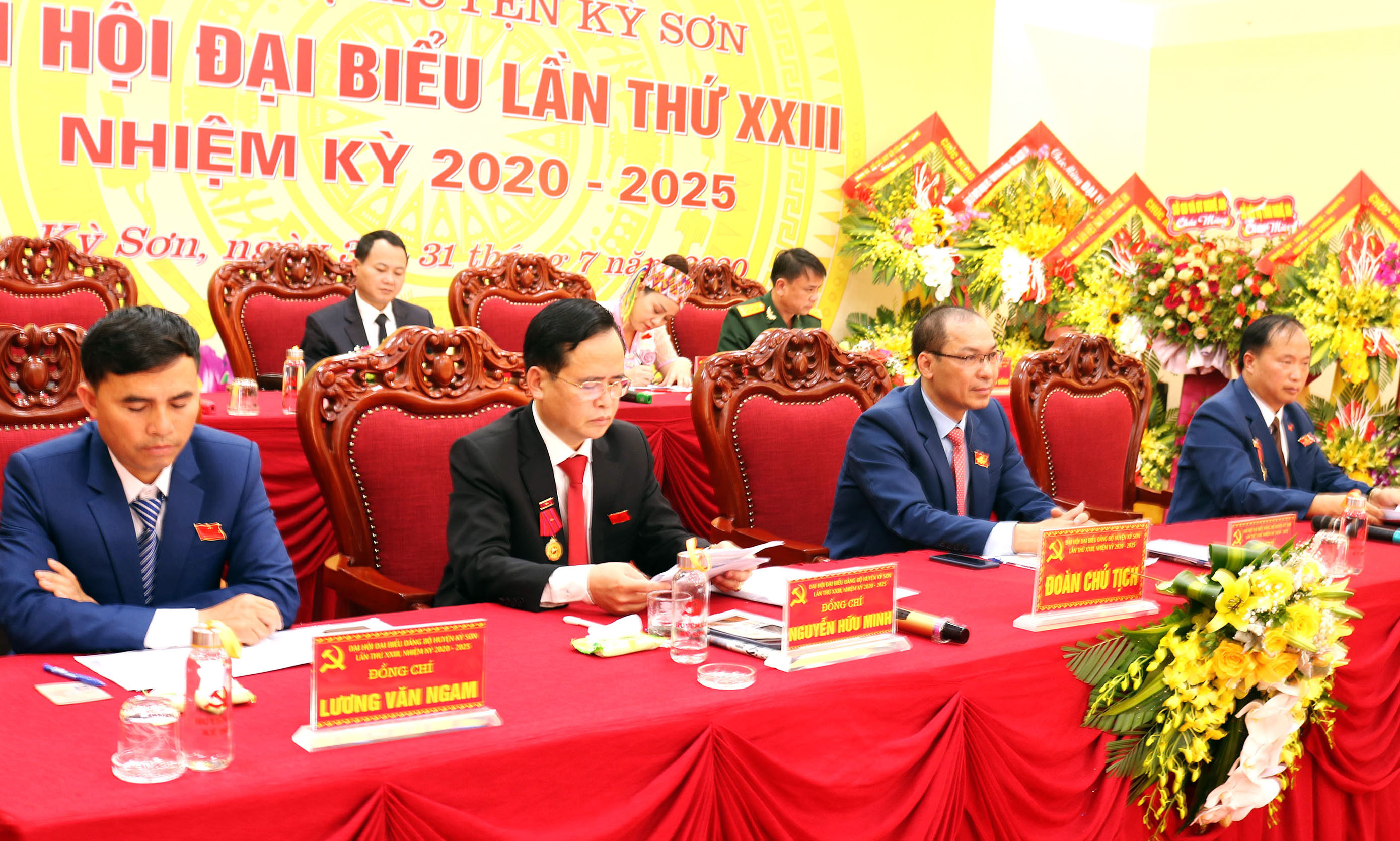 Đoàn chủ tịch điều hành Đại hội đại biểu Đảng bộ huyện Kỳ Sơn, nhiệm kỳ 2020-2025. Ảnh Lữ Phú