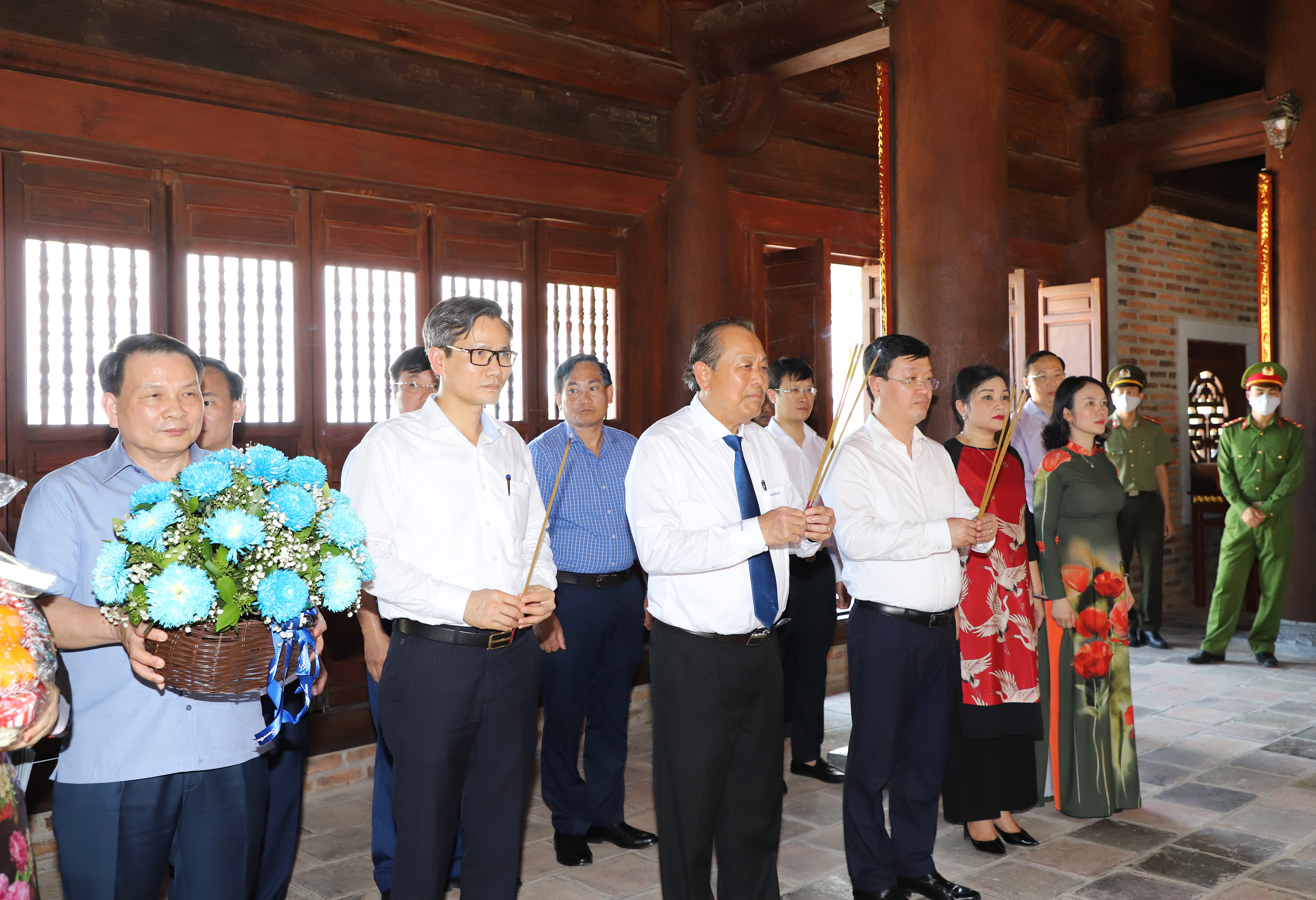 Phó Thủ tướng Thường trực Chính phủ Trương Hòa Bình và đoàn công tác cũng đã đến đến dâng hoa, dâng hương tại Đền Chung Sơn. Ảnh: Phạm Bằng