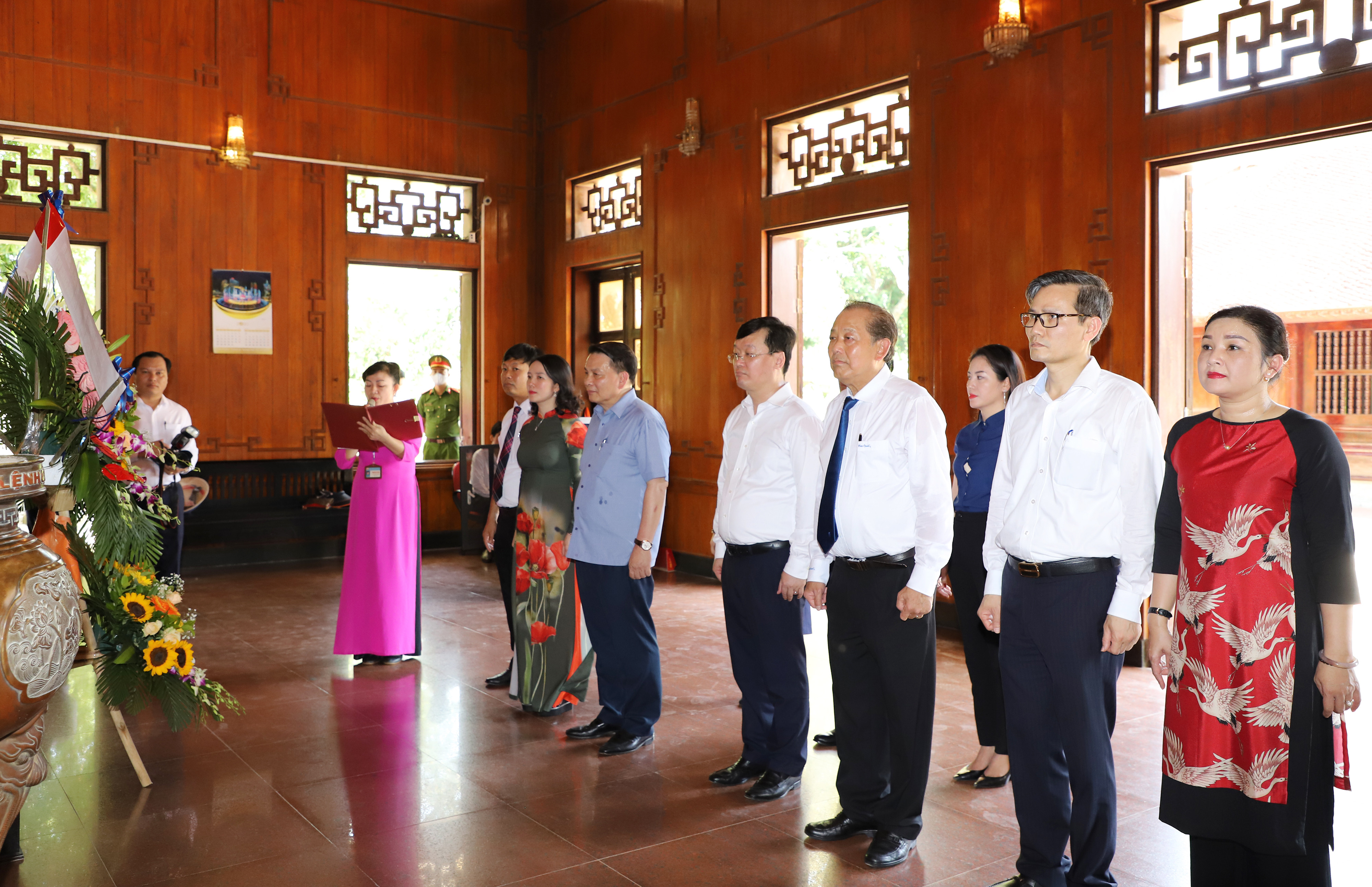 Phó Thủ tướng Thường trực Chính phủ cùng lãnh đạo tỉnh bày tỏ lòng biết ơn vô hạn và kính trọng sâu sắc đối với Chủ tịch Hồ Chí Minh. Ảnh: Phạm Bằng