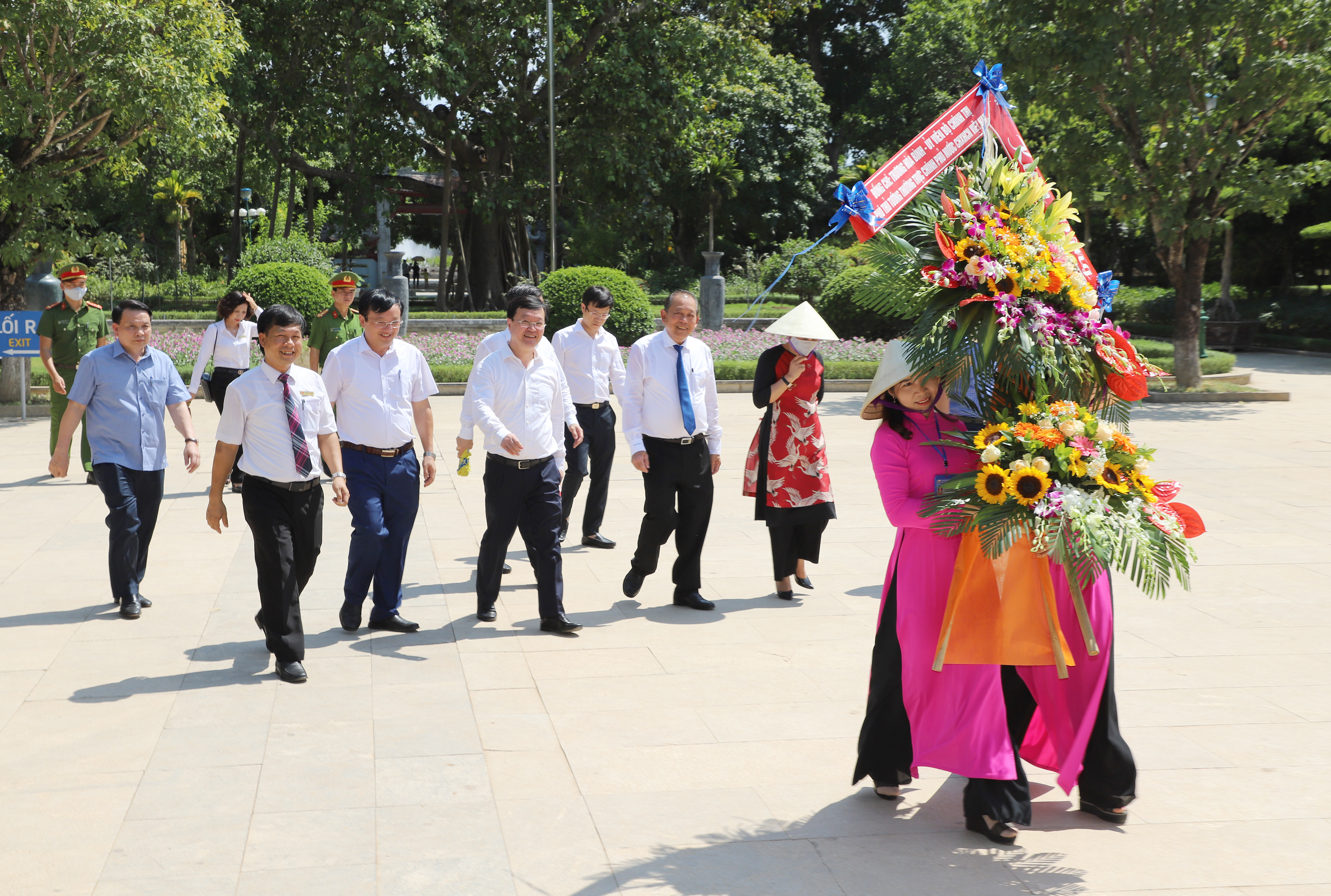 Cùng đi với đoàn có đồng chí Nguyễn Đức Trung - Phó Bí thư Tỉnh ủy, Chủ tịch UBND tỉnh; Cao Huy - Phó Chủ nhiệm Văn phòng Chính phủ; lãnh đạo Sở VH&TT, huyện Nam Đàn. Ảnh: Phạm Bằng