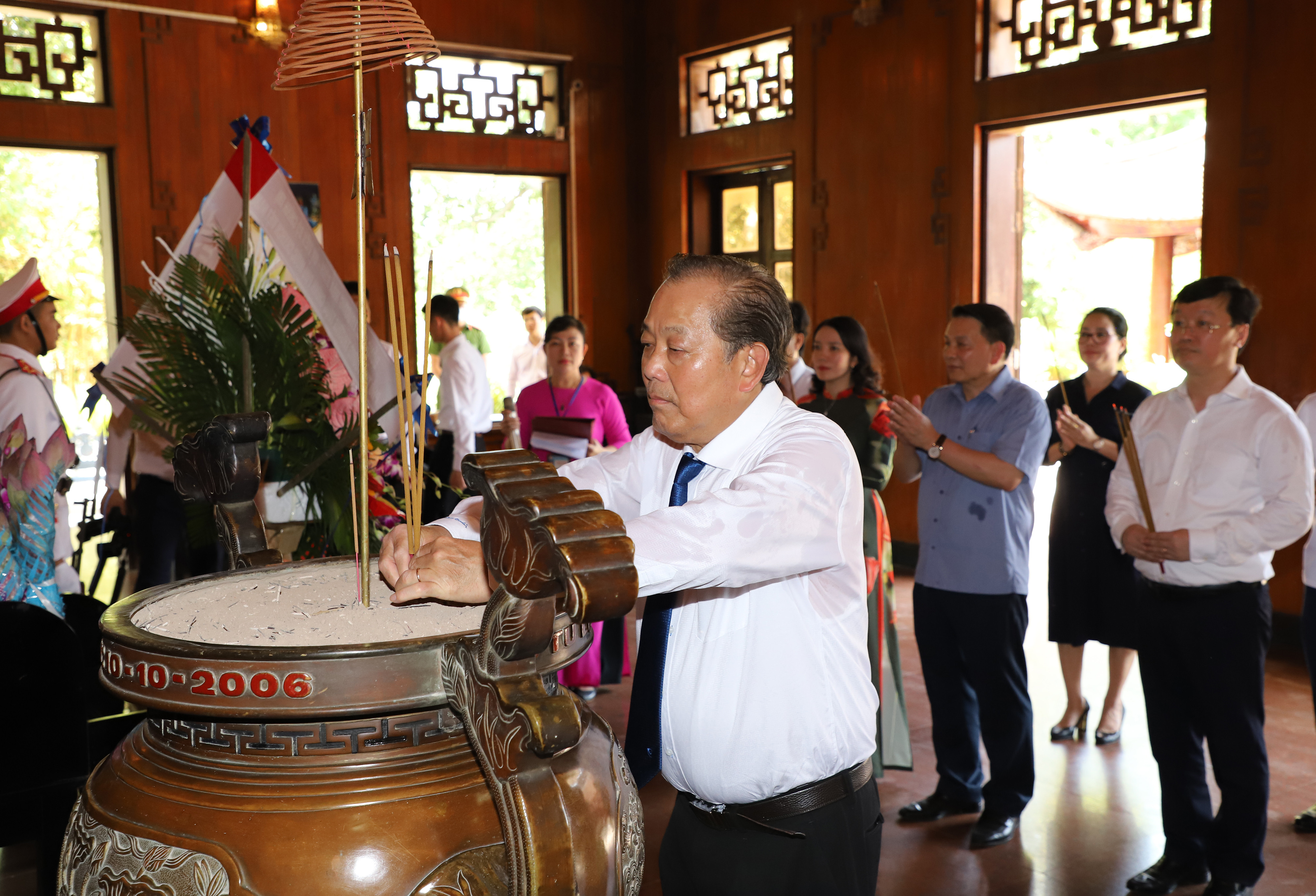 Đồng chí Trương Hòa Bình - Ủy viên Bộ Chính trị, Phó Thủ tướng Thường trực Chính dâng hương tưởng niệm Chủ tịch Hồ Chí Minh. Ảnh: Phạm Bằng