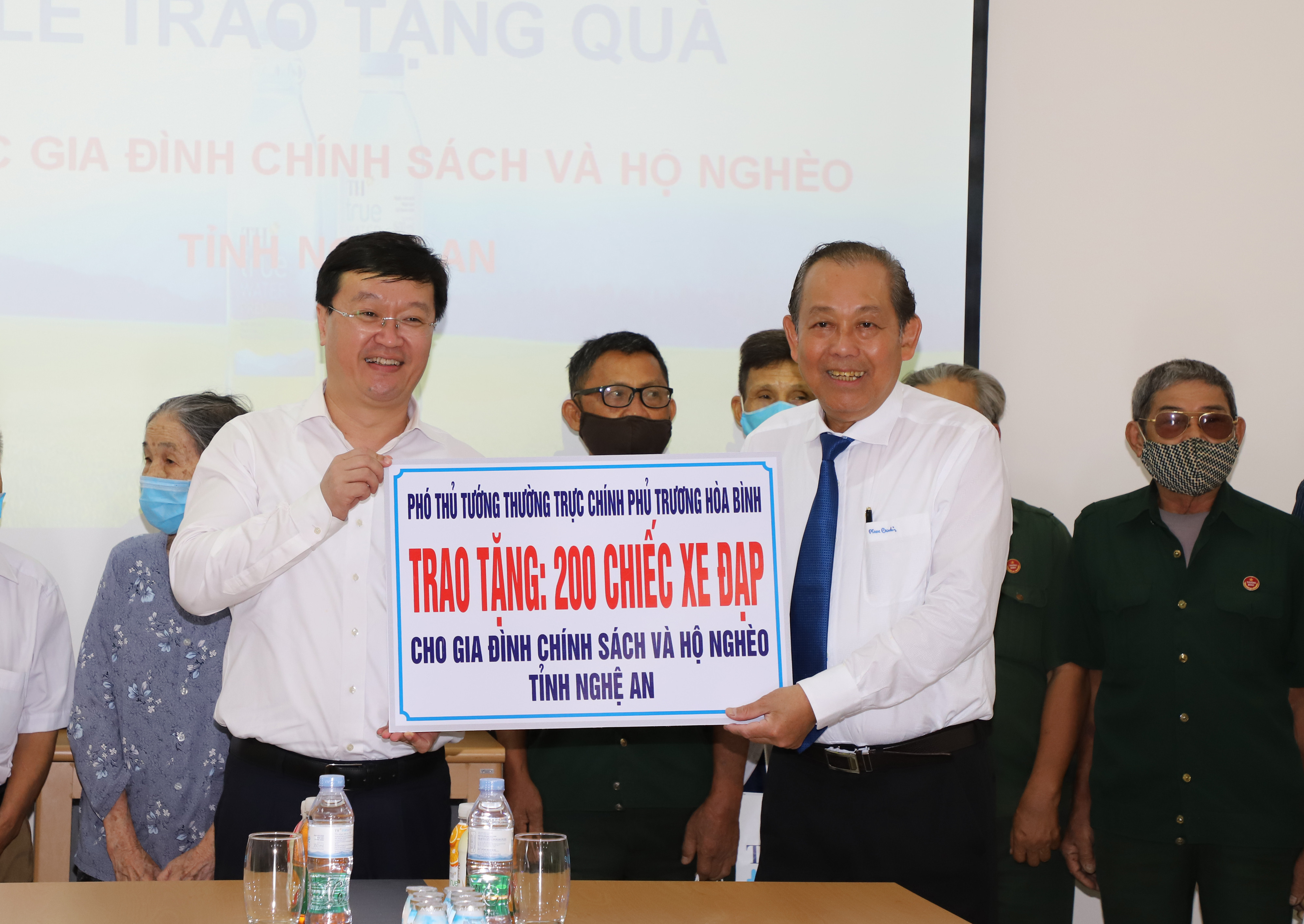 Phó Thủ tướng Thường trực Chính phủ Trương Hòa Bình tặng 200 chiếc xe đạp cho học sinh khó khăn trên địa bàn tỉnh. Ảnh: Phạm Bằng