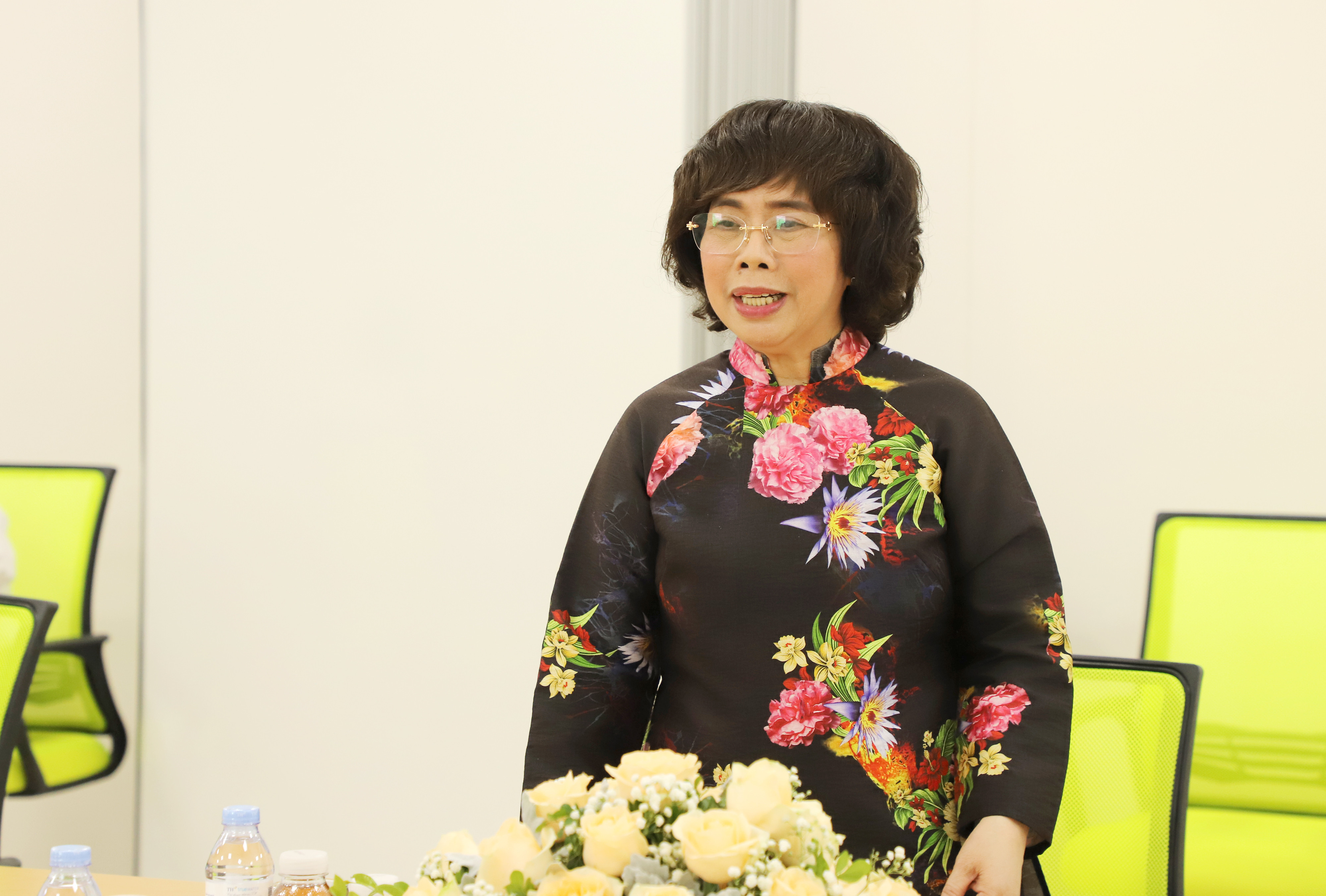 Bà Thái Hương - nhà sáng lập, Chủ tịch Hội đồng Chiến lược Tập đoàn TH giới thiệu quy mô, công nghệ sản xuất của nhà máy. Ảnh: Phạm Bằng