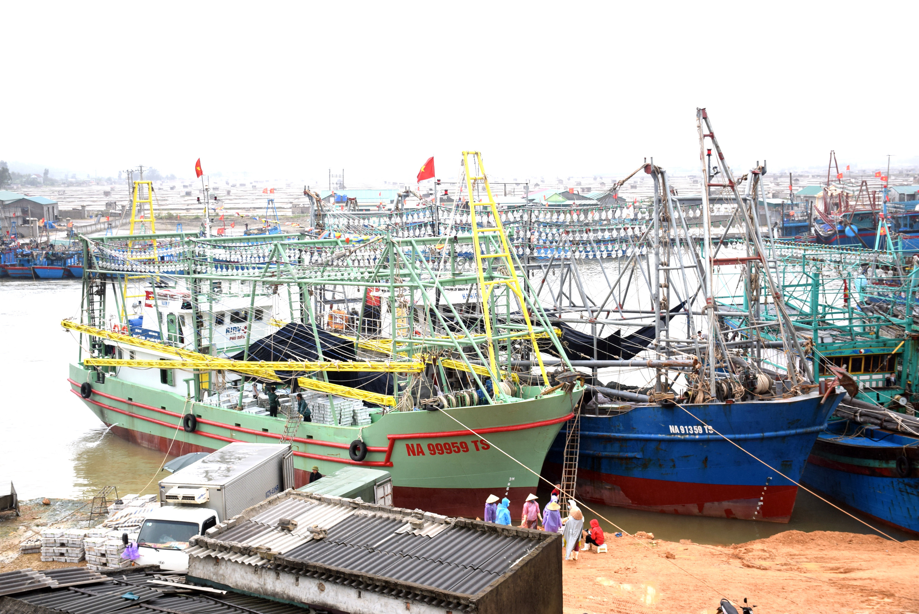 Cảng cá Lạch Quèn huyện Quỳnh Lưu tới đây sẽ được nhà nước đầu tư 200 tỷ đồng để nâng cấp. Ảnh: Xuân Hoàng