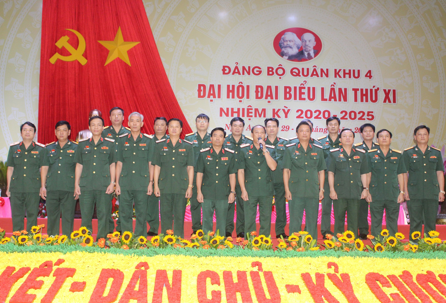 Ban Chấp hành Đảng bộ Quân khu 4 nhiệm kỳ 2020-2025 và đoàn đại biểu dự Đại hội Đảng bộ Quân đội lần thứ XI ra mắt đại hội