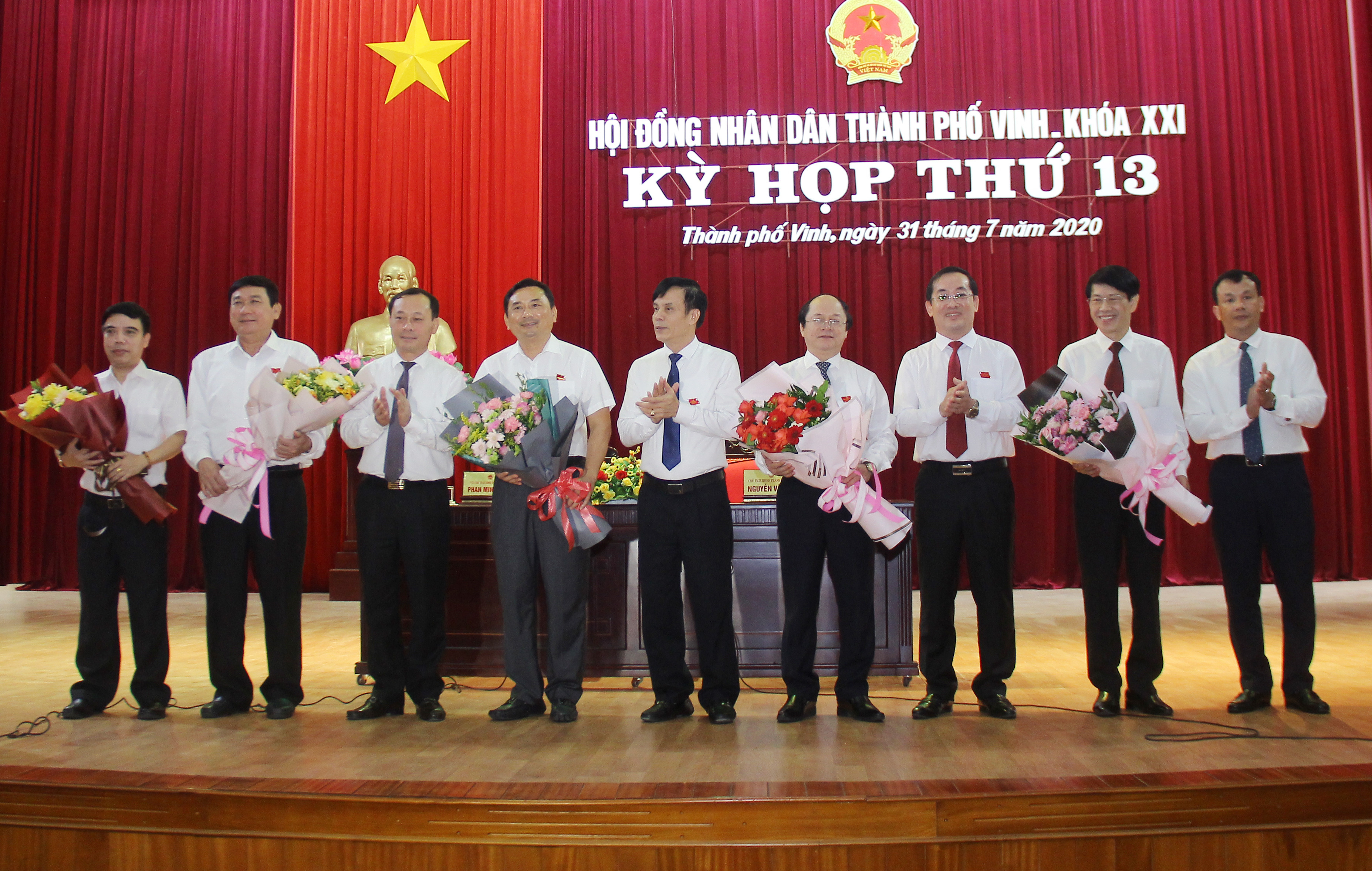 Các đồng chí lãnh đạo thành phố tặng hoa cho các Phó Chủ tịch UBND thành phố và 