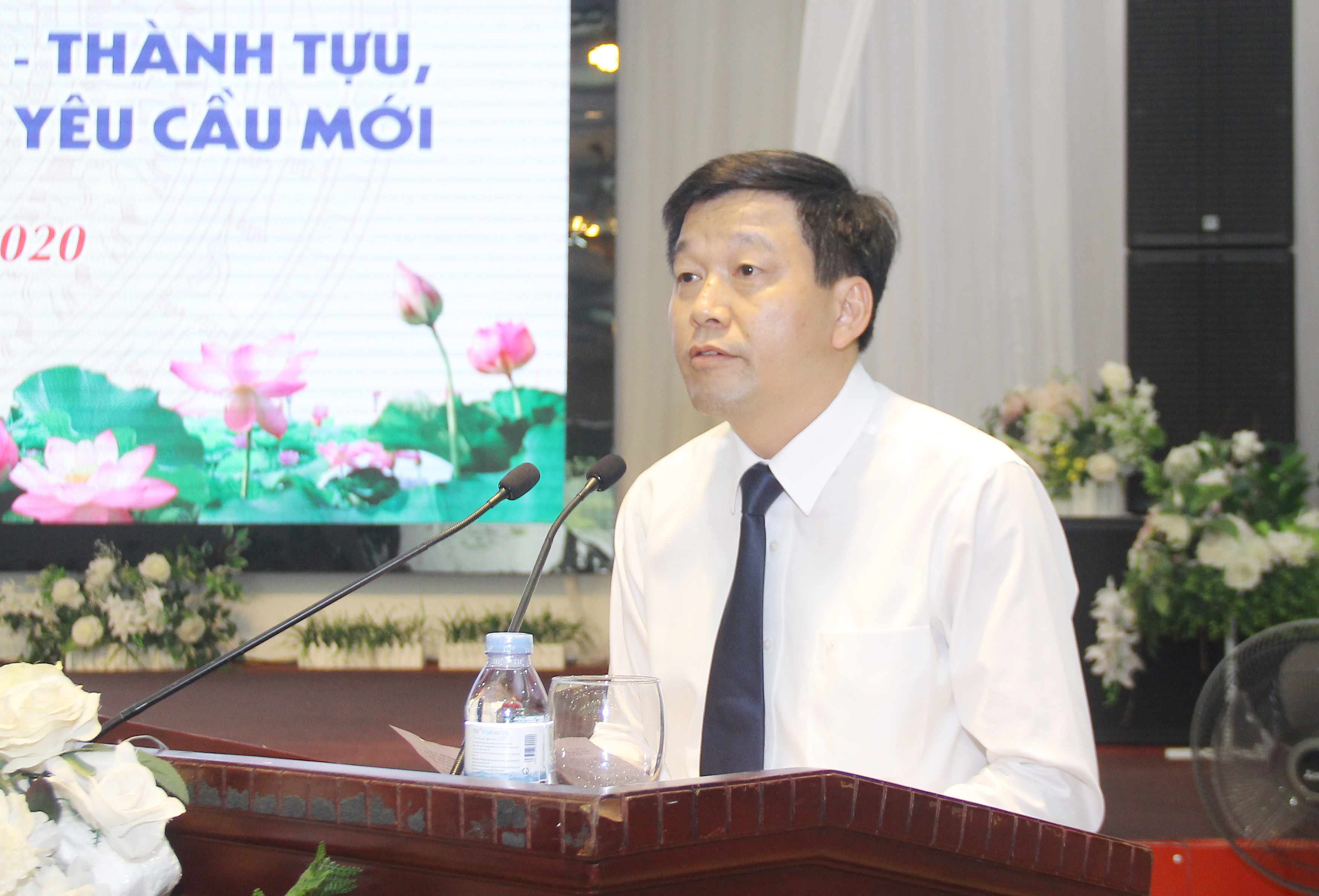 Đồng chí Kha Văn Tám  Ủy viên Ban Chấp hành Đảng bộ tỉnh, Phó trưởng ban Thường trực ban Tuyên giáo Tỉnh ủy phát biểu tại cuộc tọa đàm. Ảnh: Mai Hoa
