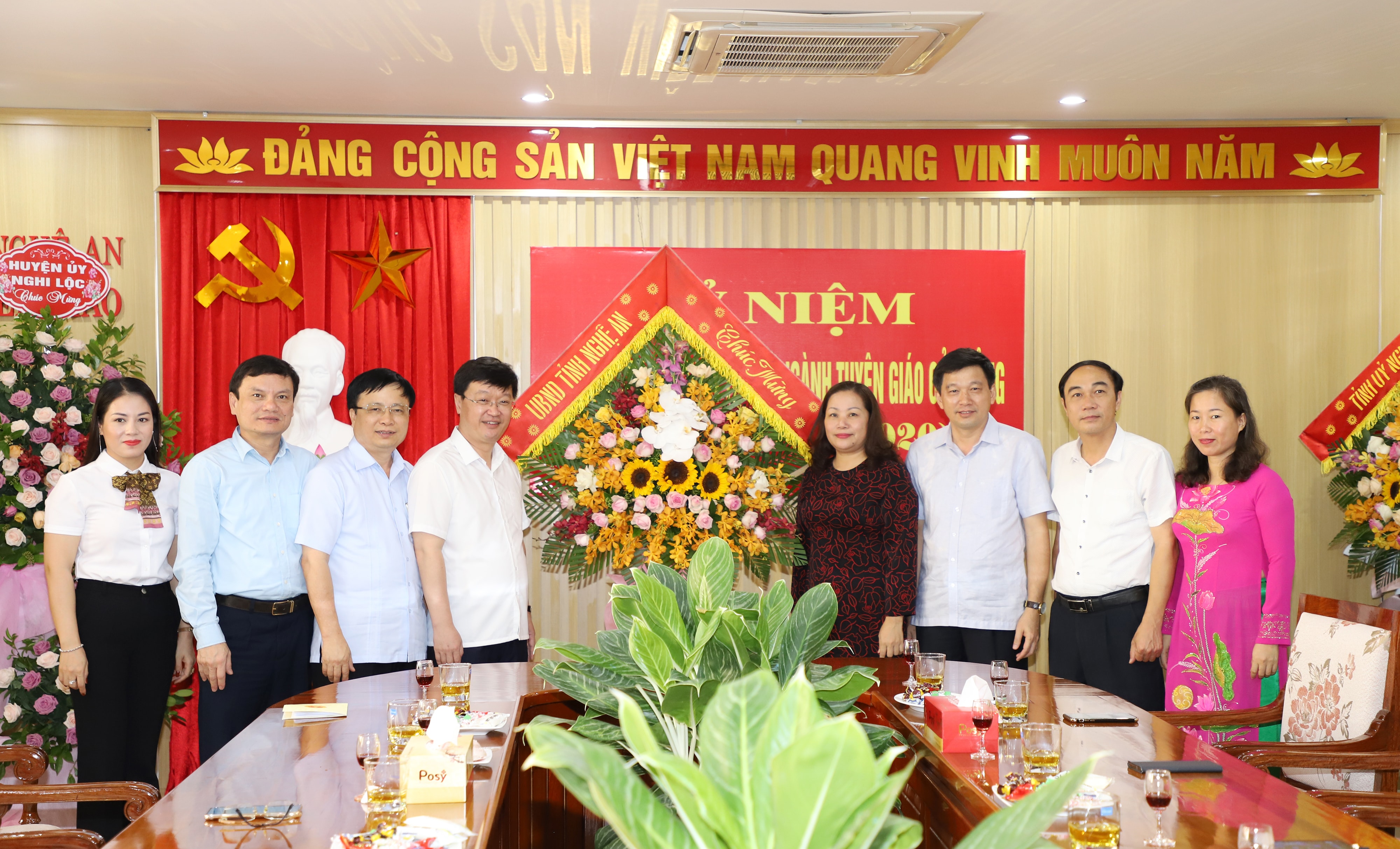 Đồng chí Nguyễn Đức Trung - Phó Bí thư Tỉnh ủy, Chủ tịch UBND cùng đoàn đại biểu chúc mừng Ban Tuyên giáo Tỉnh ủy nhân kỷ niệm ngày truyền thống ngành Tuyên giáo của Đảng. Ảnh: Phạm Bằng