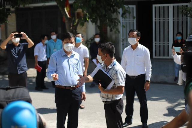 PGS.TS Trần Như Dương- Phó viện trưởng Viện Vệ sinh dịch tễ Trung ương, tổ trưởng tổ điều tra dịch tễ của Bộ Y tế tại một buổi điều tra dịch tễ khu vực nhà bệnh nhân COVID-19 tại Đà Nẵng sinh sống     Ảnh Dân trí