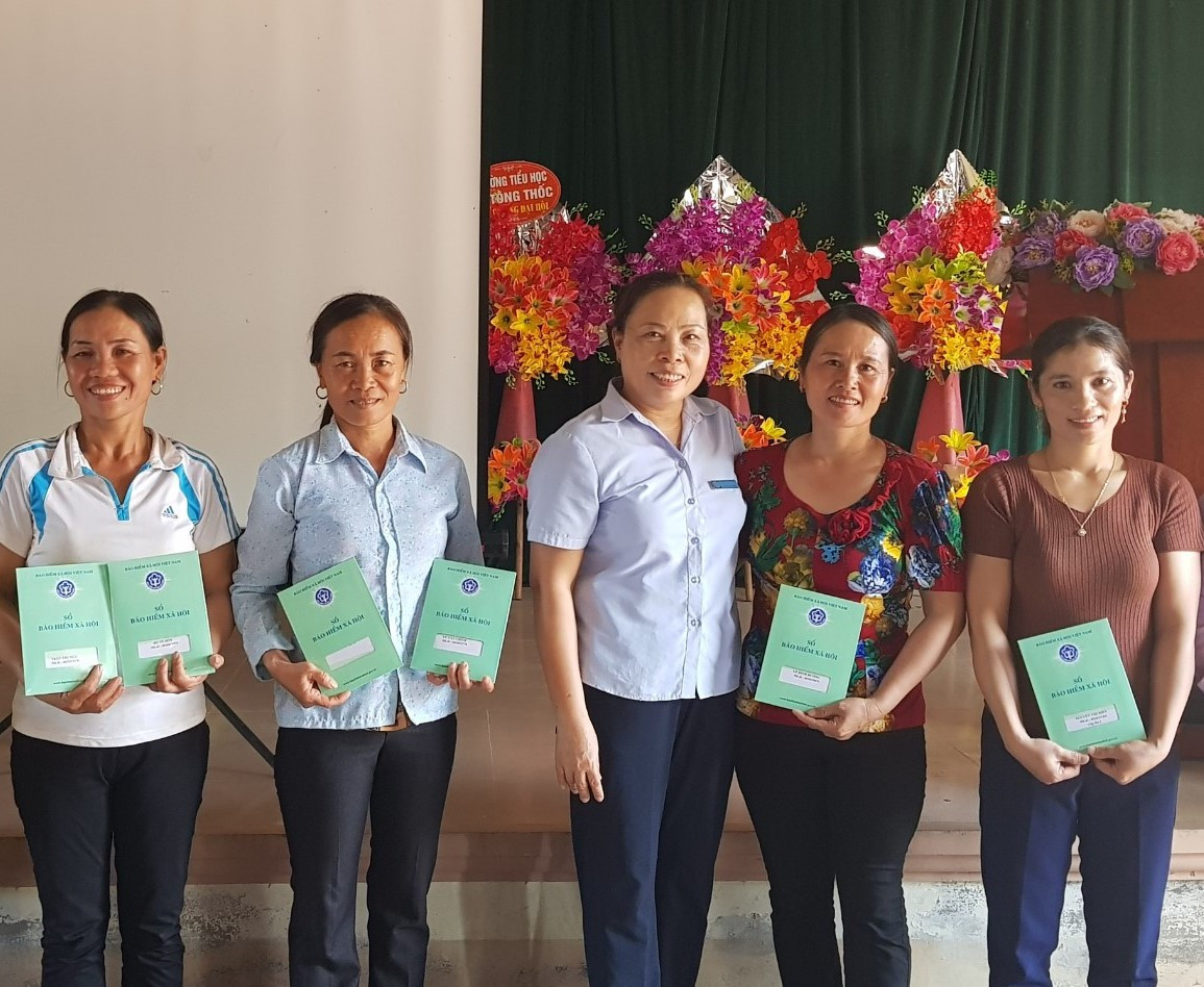 Trao sổ BHXH cho người dân tham gia BHXH tự nguyện tại Yên Thành