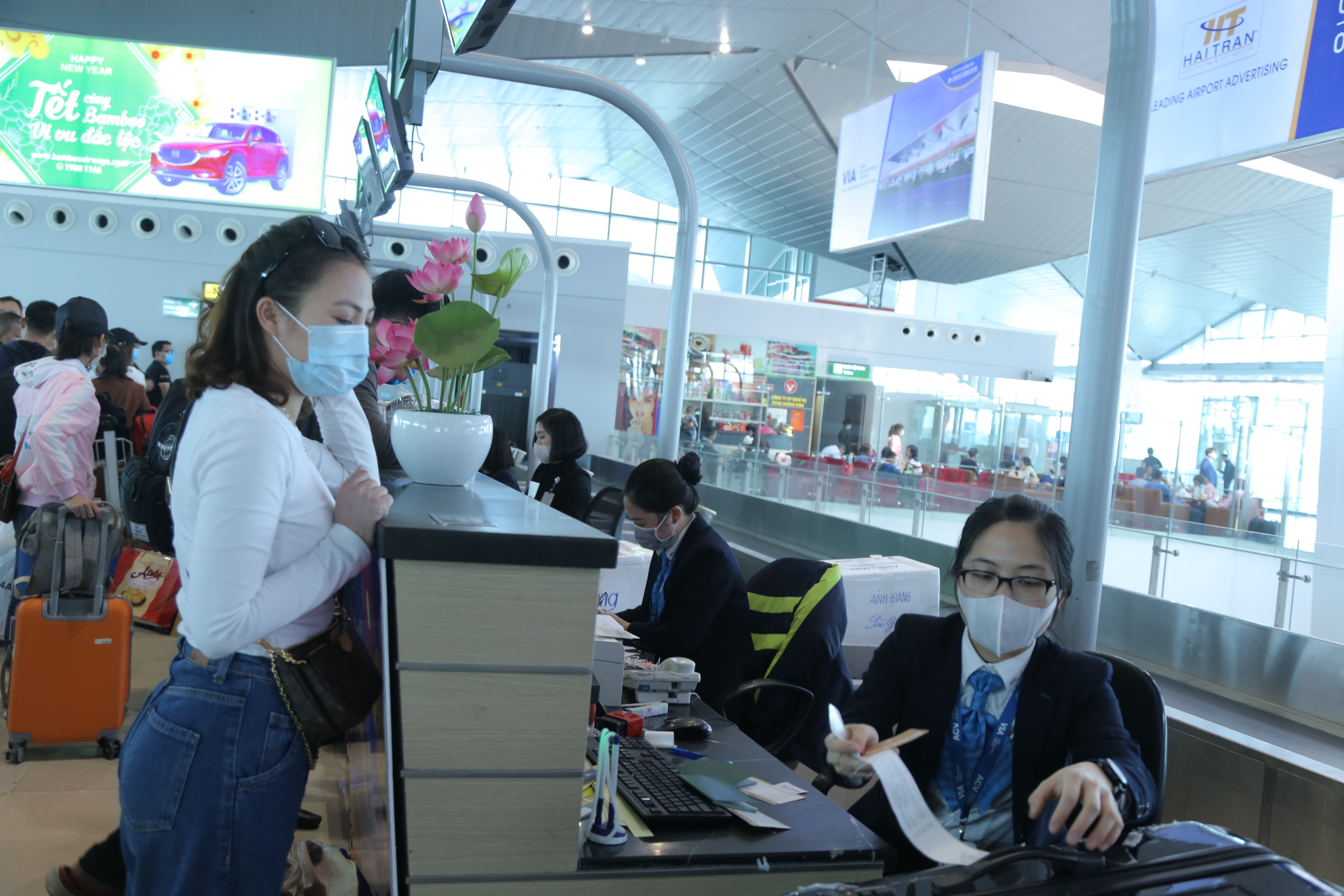 Hành khách làm thủ tục bay tại sân bay Vinh. Ảnh Việt Phương