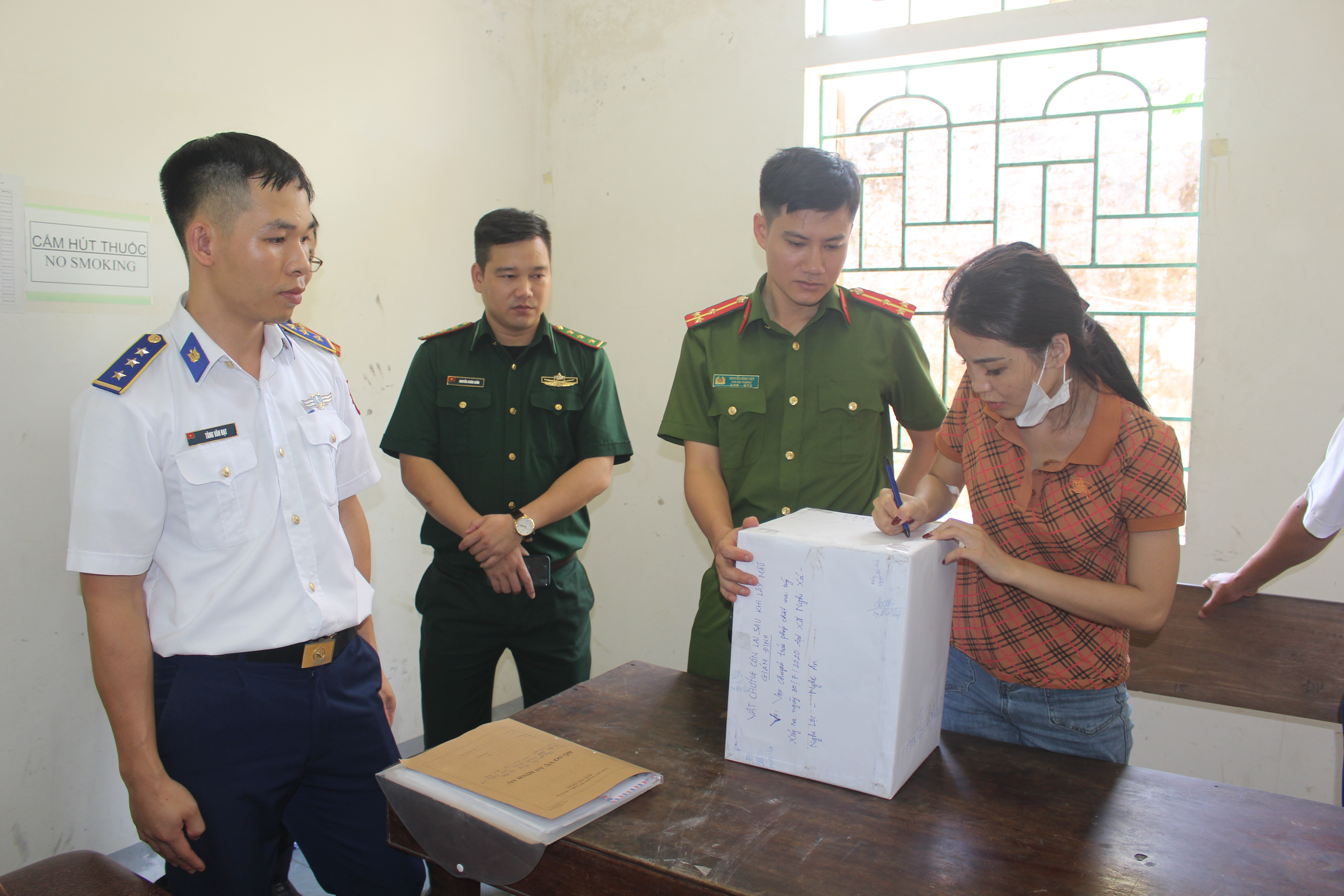 Nguyễn Thị Thủy và tang vật bị bắt giữ. Ảnh: Nhật Tuấn