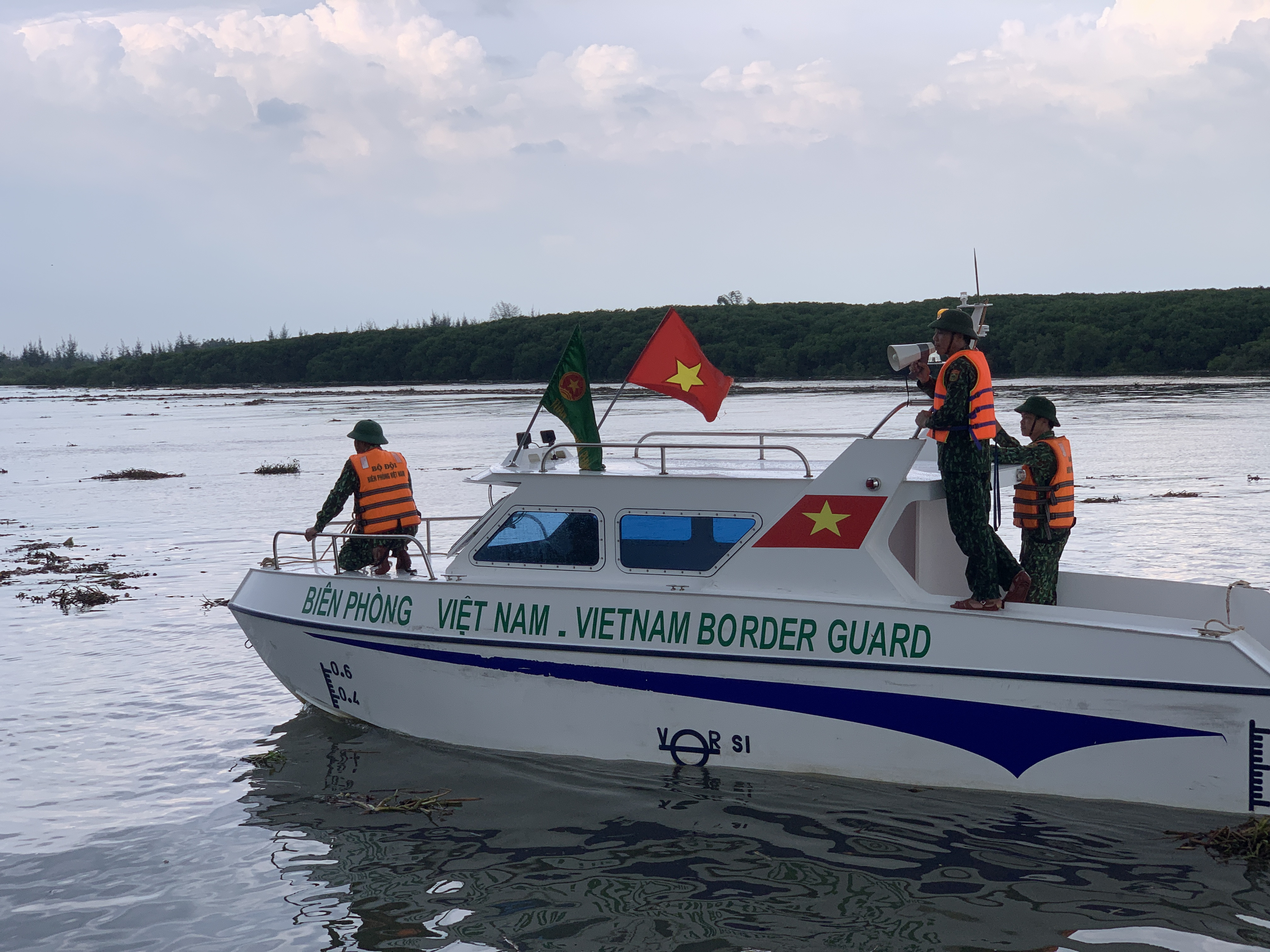 BĐBP Nghệ An thông báo, hướng dẫn phương tiện của ngư dân neo đậu an toàn, tránh thiệt hại do ATNĐ