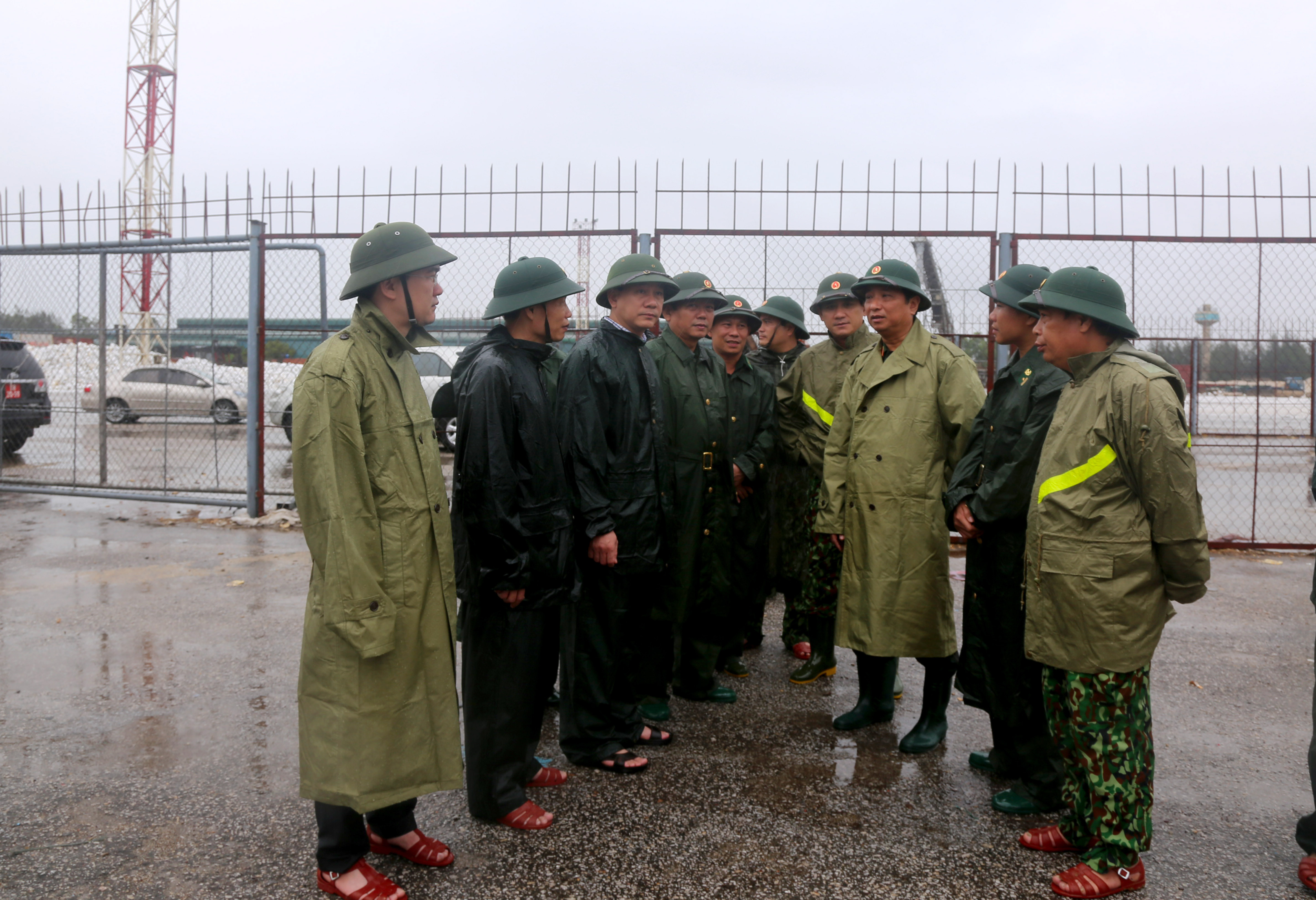  Thiếu tướng Hà Thọ Bình - Phó tư lệnh, Tham mưu trưởng Quân khu 4 và đoàn công tác đã về kiểm tra công tác phòng chống, ứng phó với cơn bão số 2 tại Cửa Lò. Ảnh Thu HUyền 