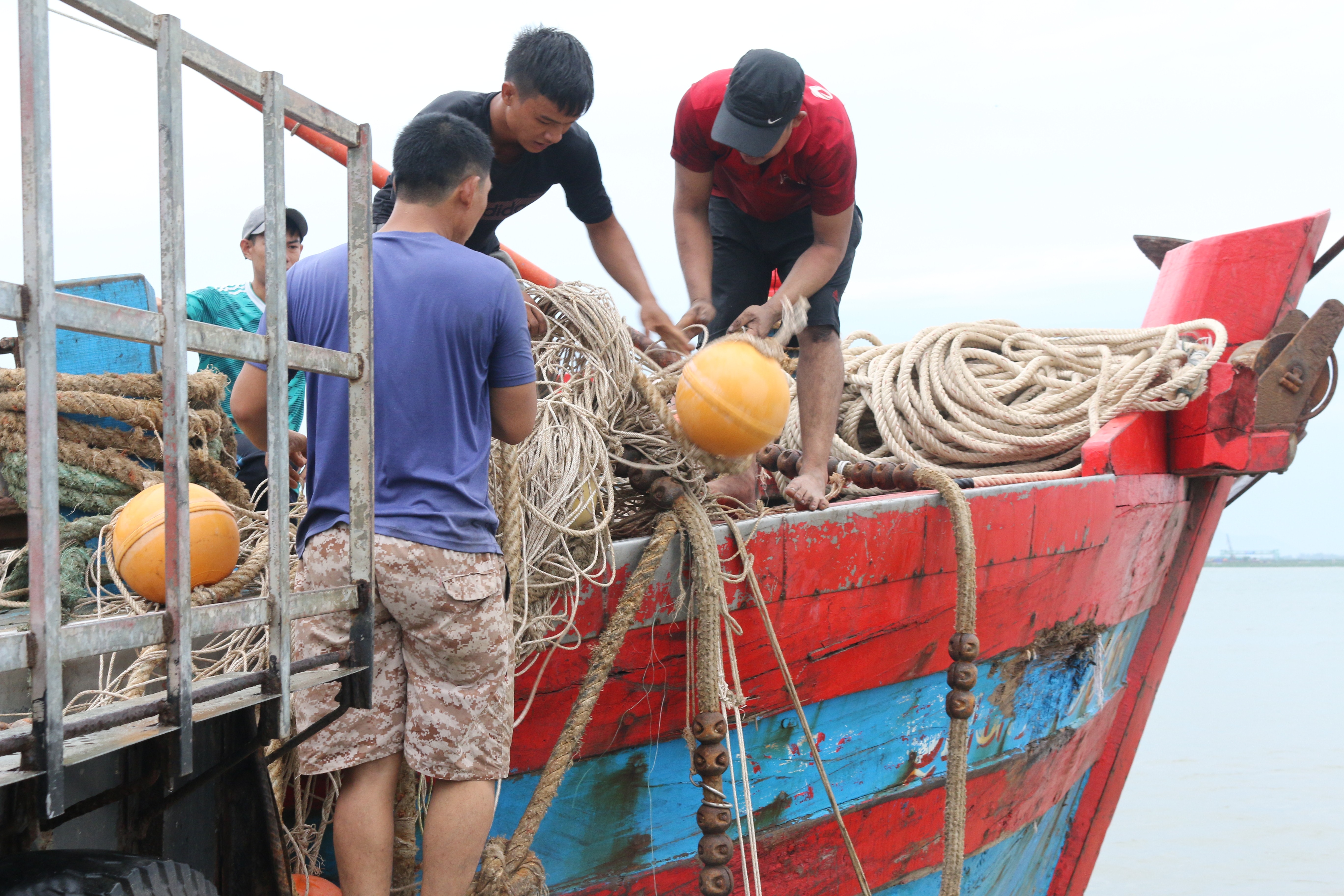 Ngư dân Cửa Lò khẩn trương chằng chống tàu thuyền trú tránh bão. Ảnh Việt Phương