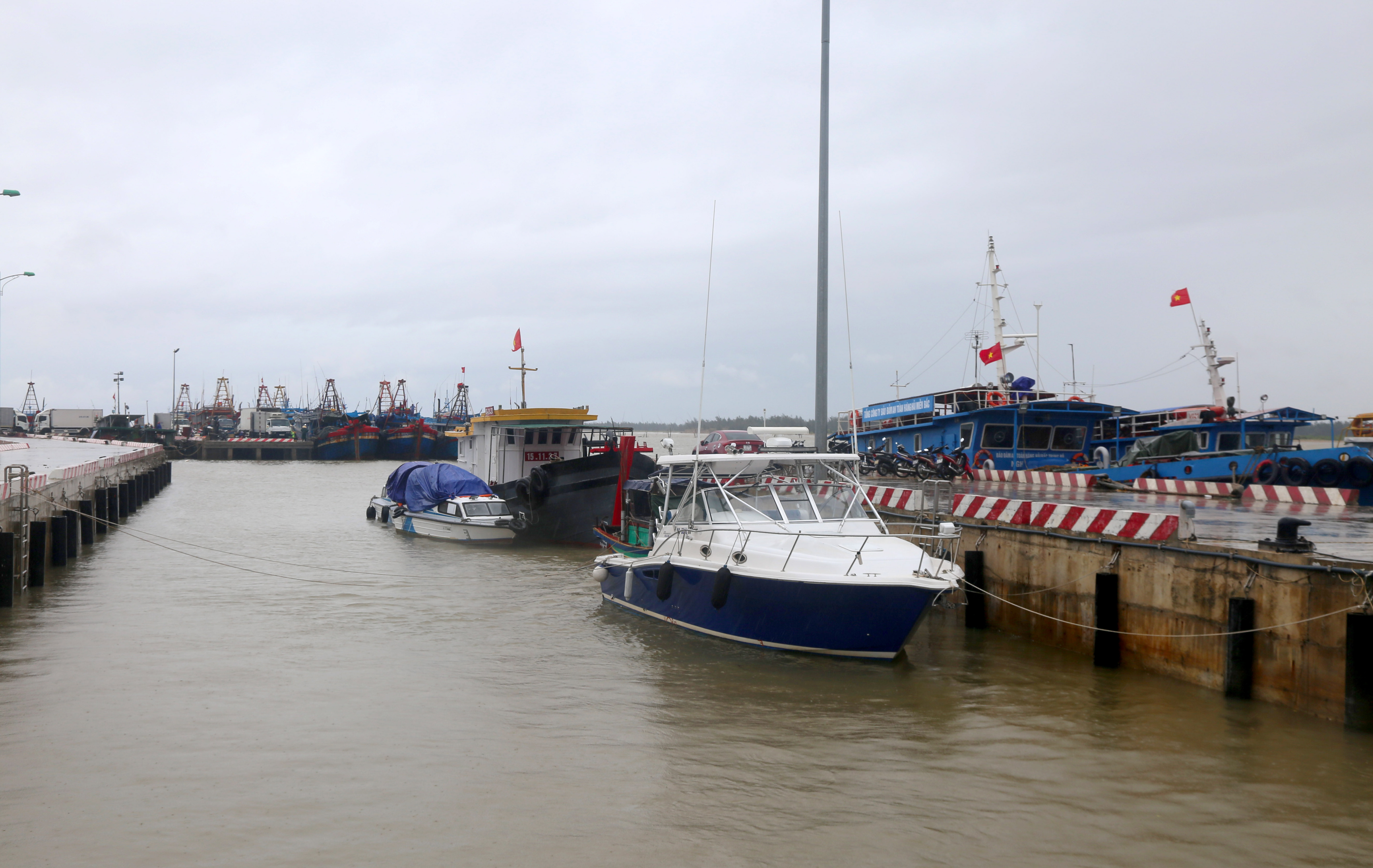 Tàu thuyền neo đậu tránh bão số 2 tại cảng cá Cửa Hội. Ảnh Thu Huyền