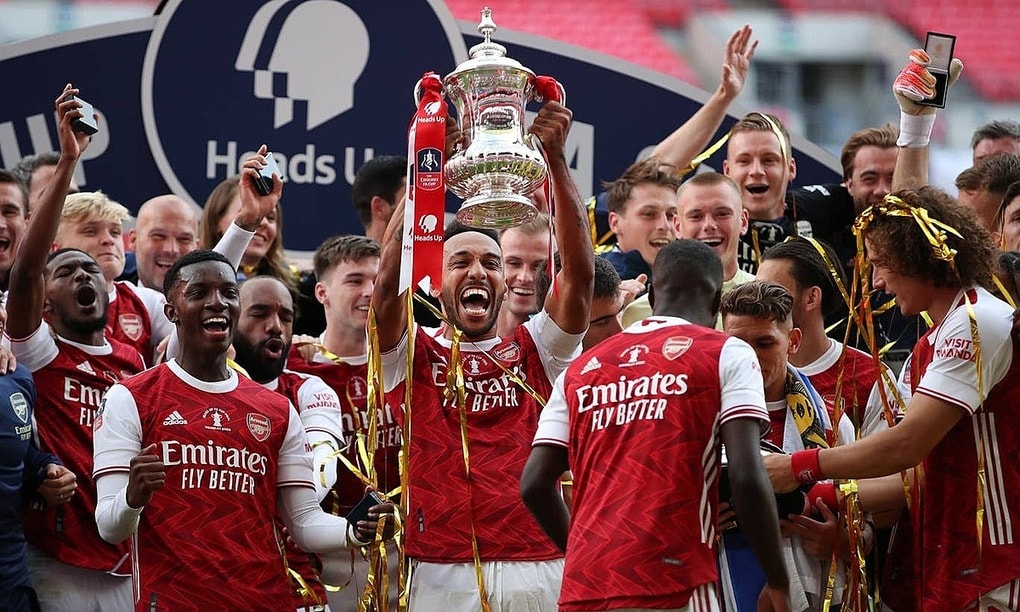 Aubameyang nâng Cup FA thứ 14 của Arsenal. Ảnh: Reuters