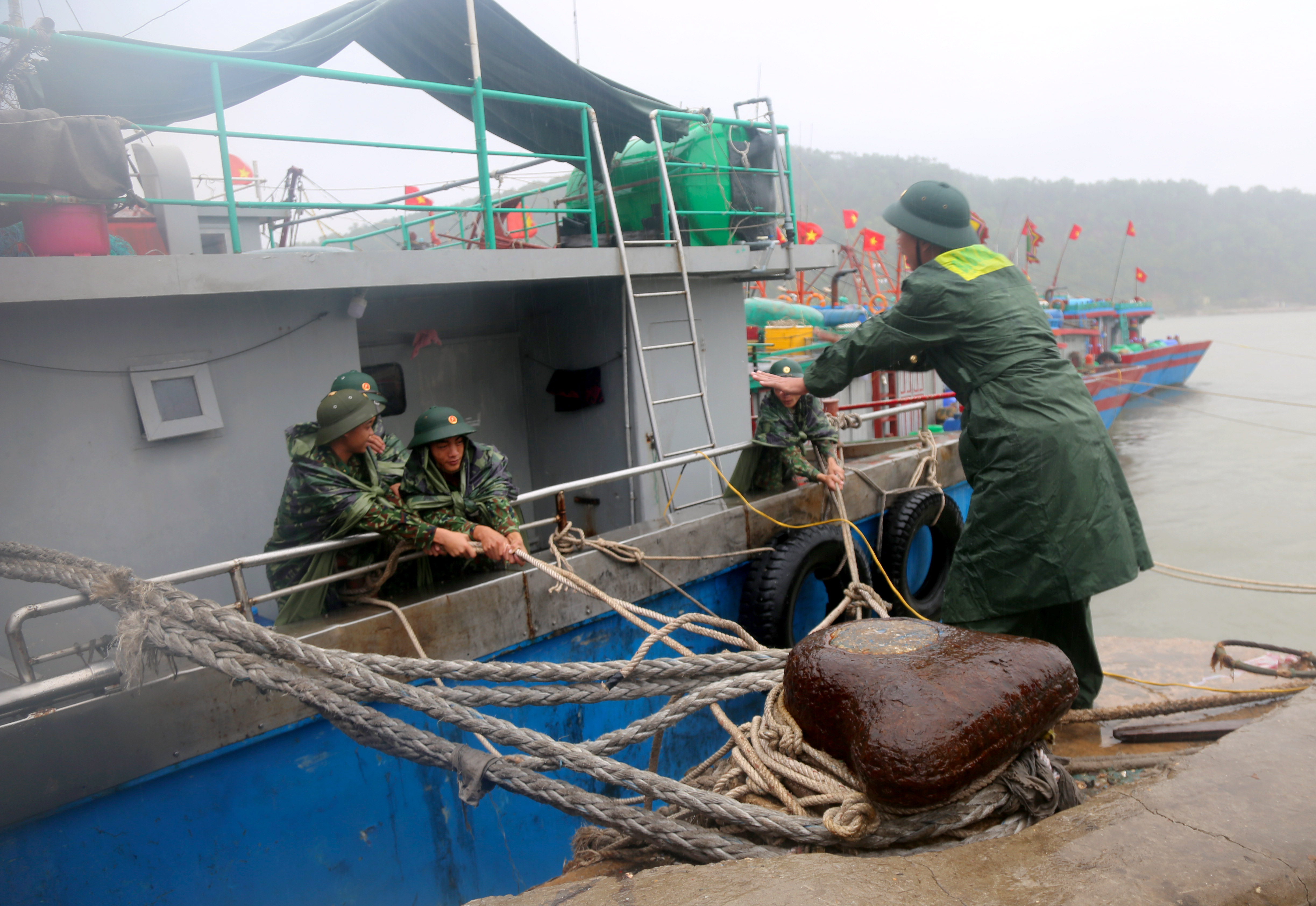 Bộ đội Biên phòng Đồn cửa khẩu cảng Cửa Lò giúp dân neo đậu tàu thuyền. Ảnh: Thu Huyền 