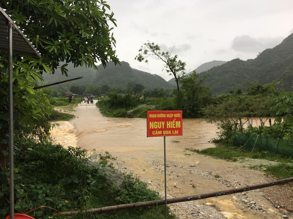 Nước ngập tràn qua đường trên địa bàn huyện Quỳ Hợp. Ảnh: CTV
