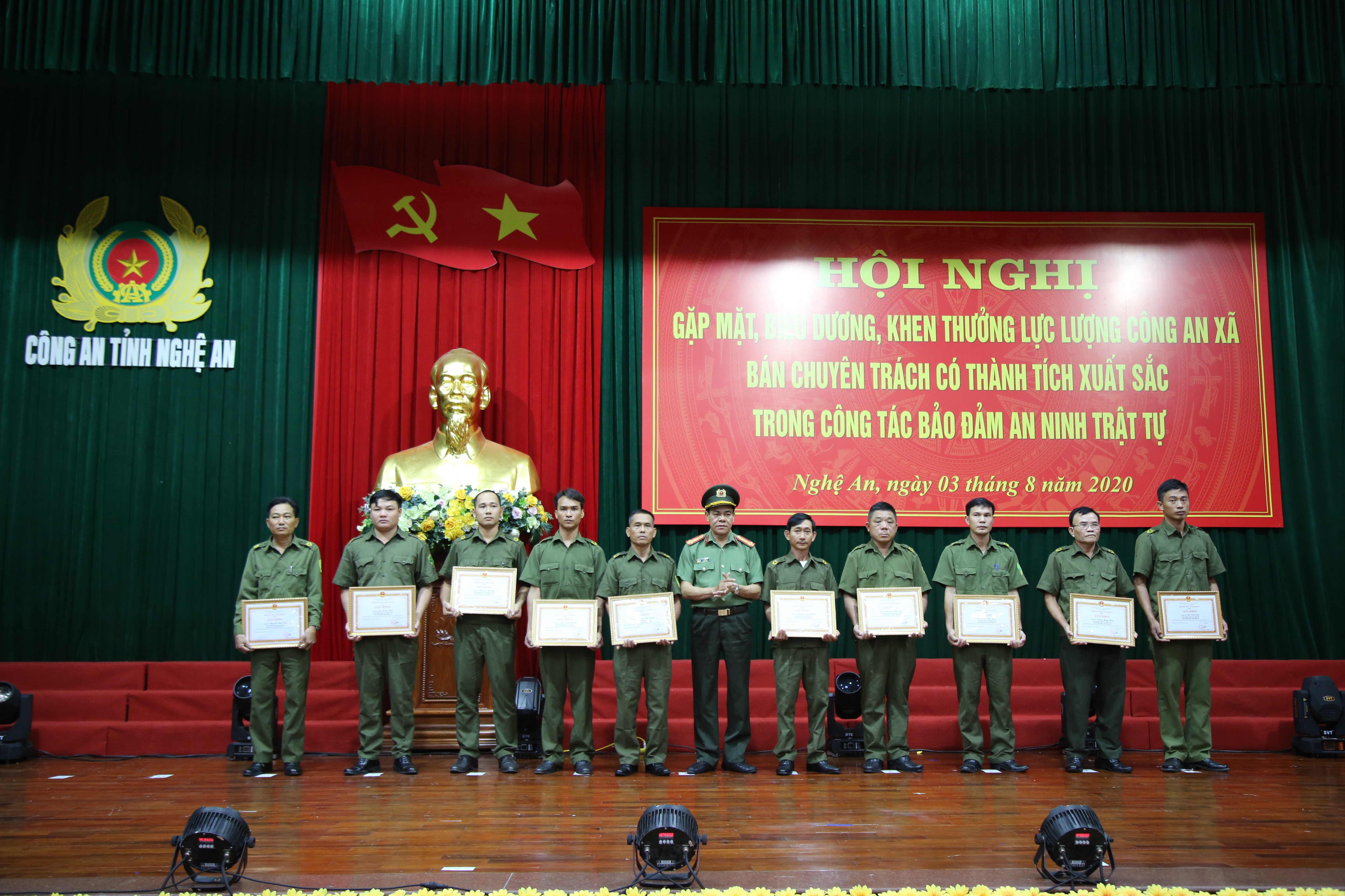 Đại tá Võ Trọng Hải, Giám đốc Công an tỉnh tặng quà cho các đồng chí nguyên Trưởng, Phó Công an xã, Công an viên trên địa bàn toàn tỉnh.