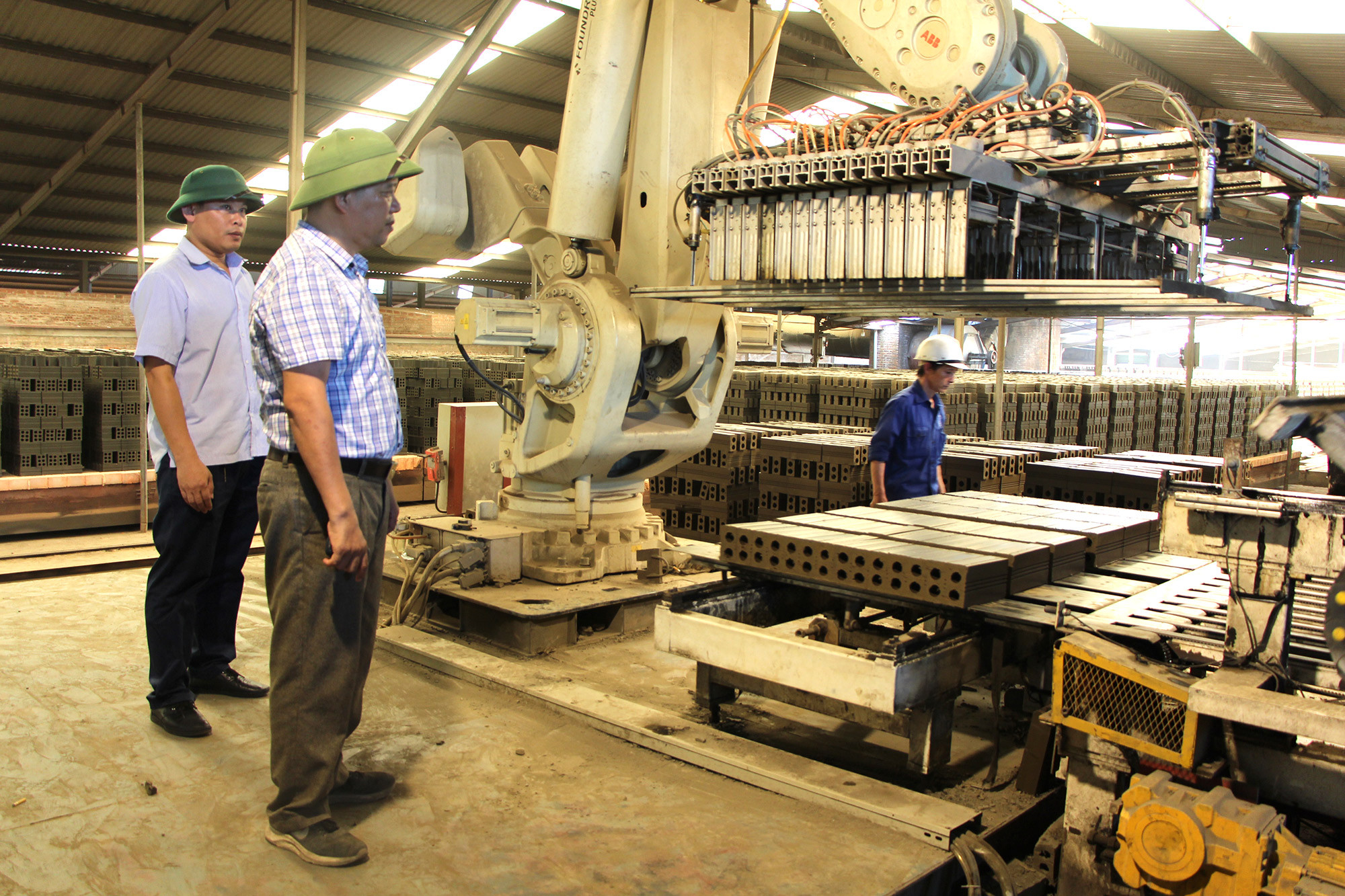 Dây chuyền  sản xuất gạch hiện đại của Công ty Tám Tài ở xã Kỳ Sơn, Tân Kỳ. Ảnh: Trân Châu 