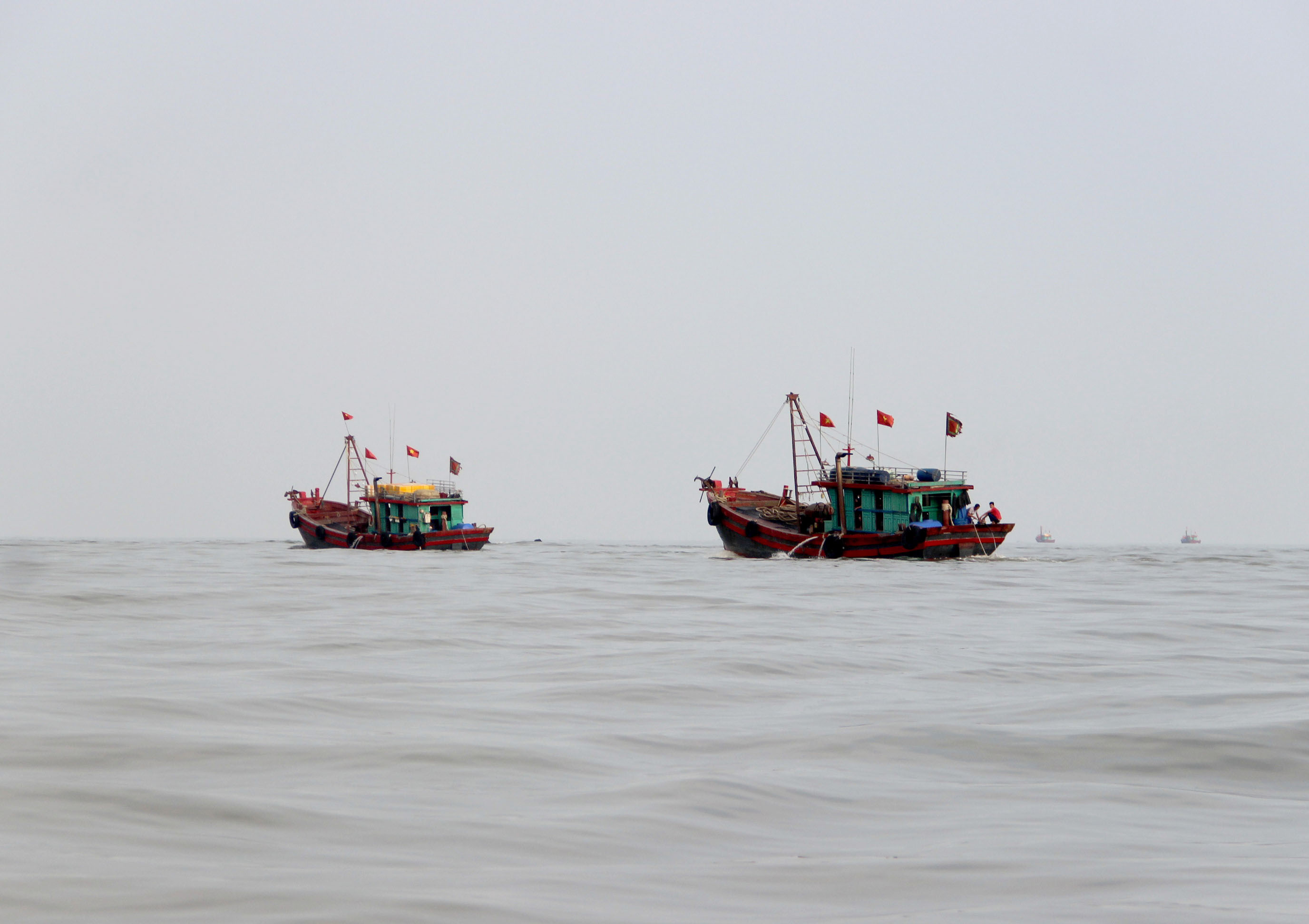 Tàu thuyền tại cảng Lạch Vạn, xã Diễn Ngọc cũng hối hả ra khơi sáng 3/8. Ảnh: Quang An
