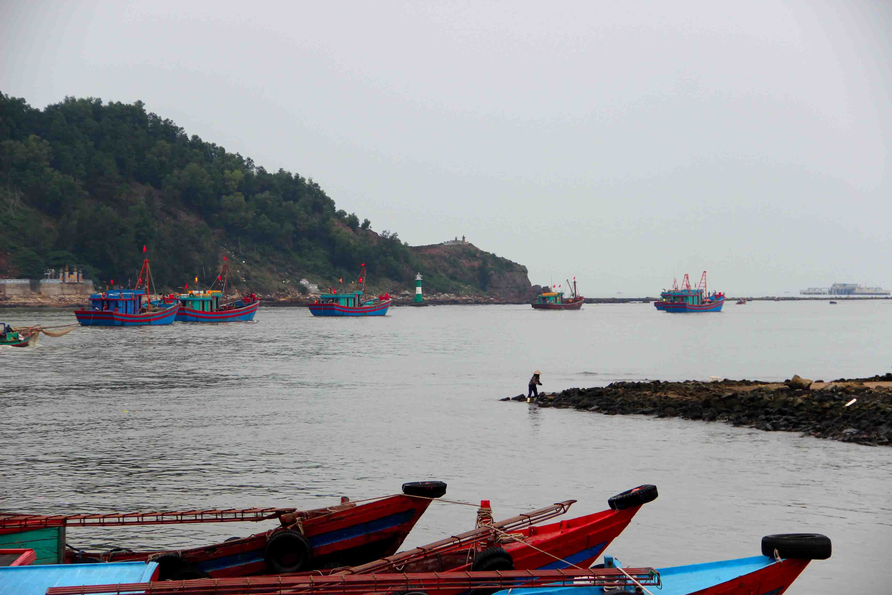 Tàu thuyền tại phường Nghi Thủy, T.X Cửa Lò hối hả ra khơi sau bão. Ảnh: Quang An