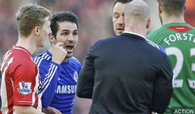 Hồi HLV Mourinho còn làm việc cho Chelsea, ông từng rất bức xúc khi thấy cậu học trò Cesc Fabregas bị trọng tài Taylor tặng thẻ vàng vì lỗi ăn vạ trong vòng cấm.