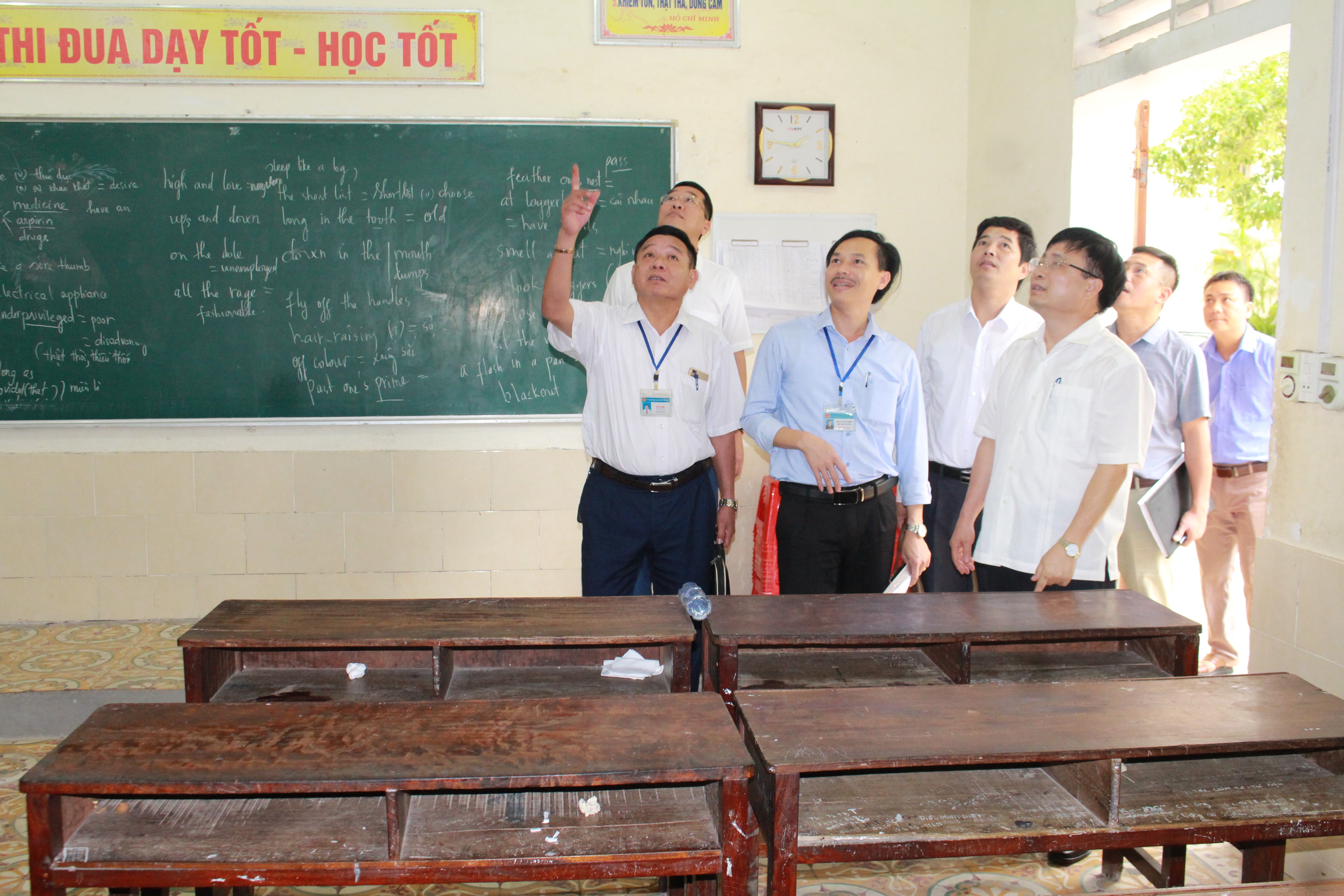 Kiểm tra công tác chuẩn bị kỳ thi THPT tại Quỳ Hợp. Ảnh: Trung Hiếu 