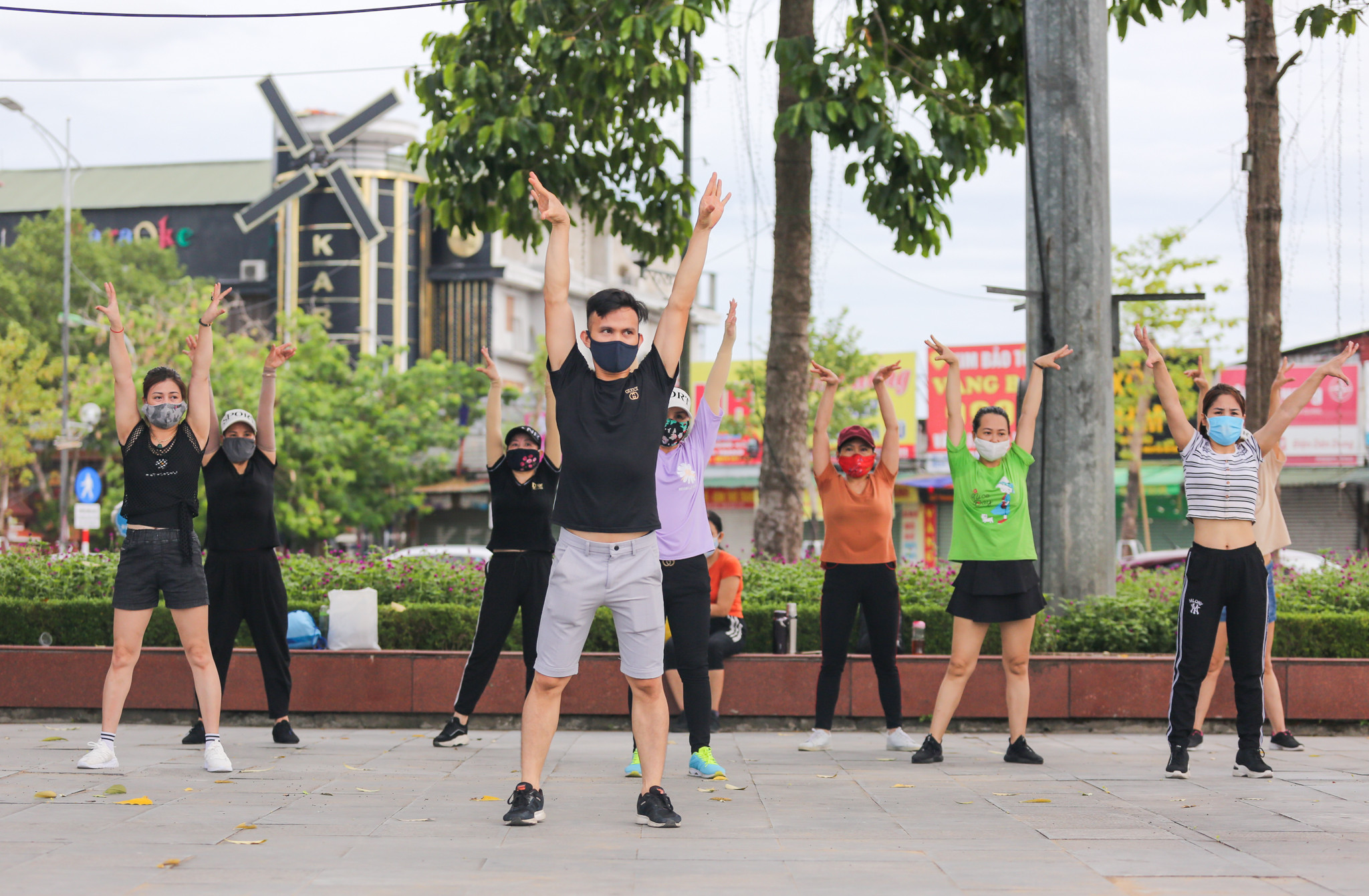 Để nâng cao sức khỏe tăng sức đề kháng nhiều người dân trên địa bàn thành phố Vinh đã dậy từ rất sớm họ đến Quảng Trường Hồ Chí Minh để tập luyện thể dục thể thao. Ảnh: Đức Anh