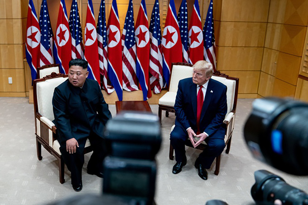 Lãnh đạo Triều Tiên Kim Jong-un gặp Tổng thống Mỹ Donald Trump tại Khu phi quân sự liên Triều hồi tháng 6/2019. Ảnh: New York Tímes