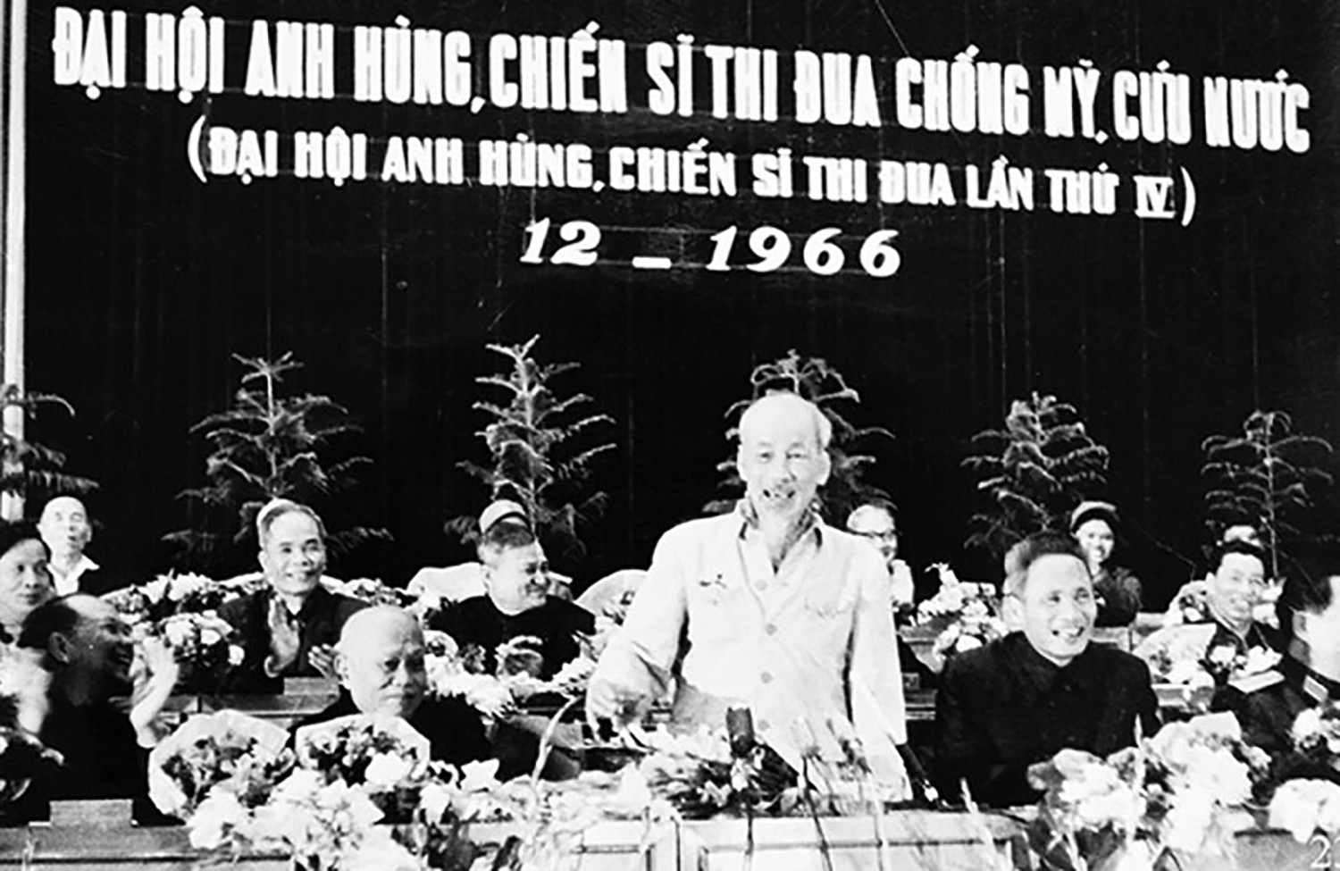 Chủ tịch Hồ Chí Minh tại Đại hội anh hùng, chiến sỹ thi đua chống Mỹ cứu nước, năm 1966.