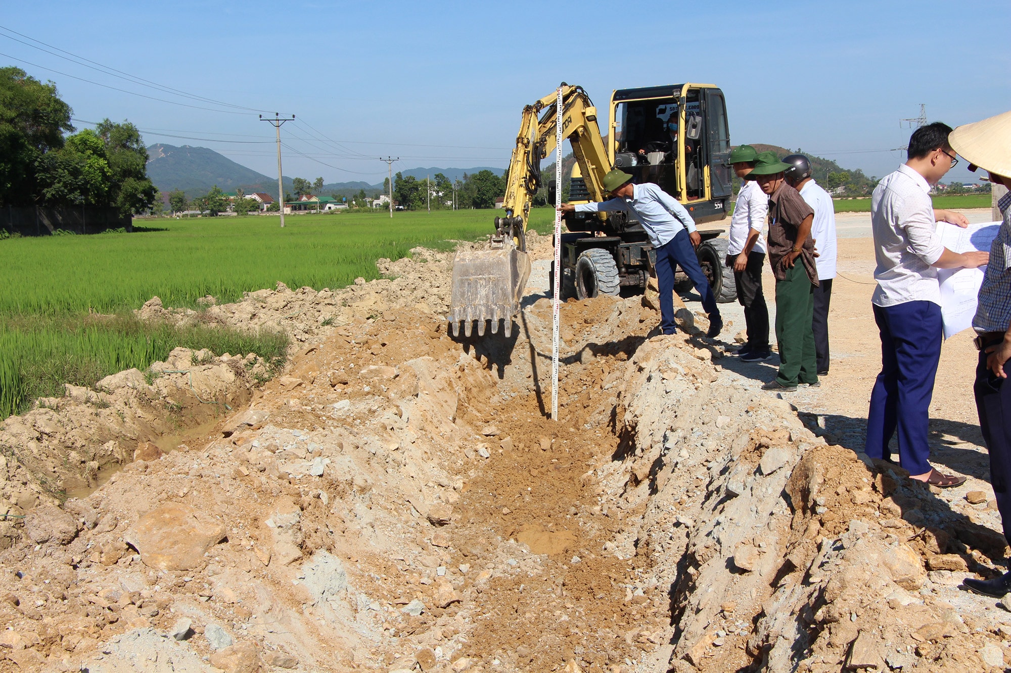 Thi công khu tái định cư Hưng Trung, Hưng Nguyên phục vụ giải phóng mặt bằng cao tốc Bắc Nam. Ảnh: Trân Châu