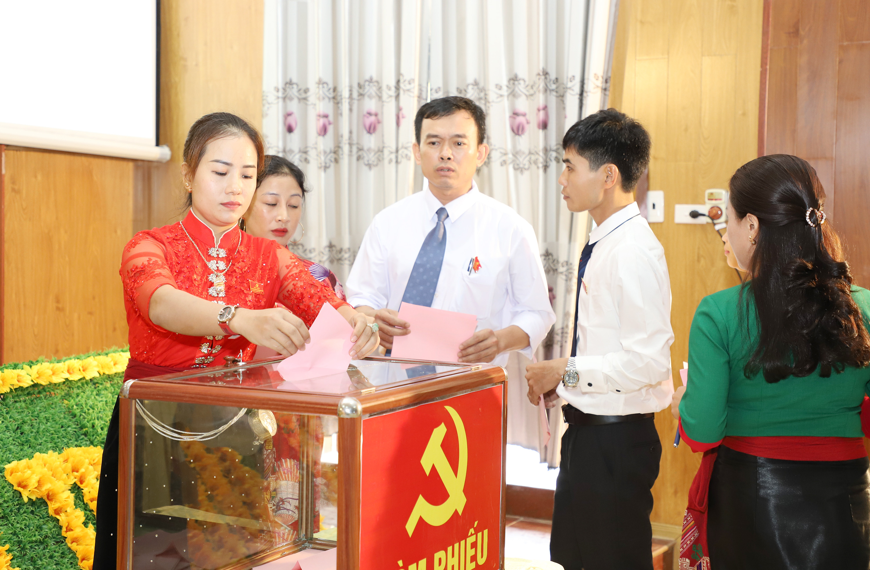 Các đại biểu bỏ phiếu bầu đại biểu đi dự Đại hội Đảng bộ tỉnh lần thứ XIX. Ảnh: Phạm Bằng
