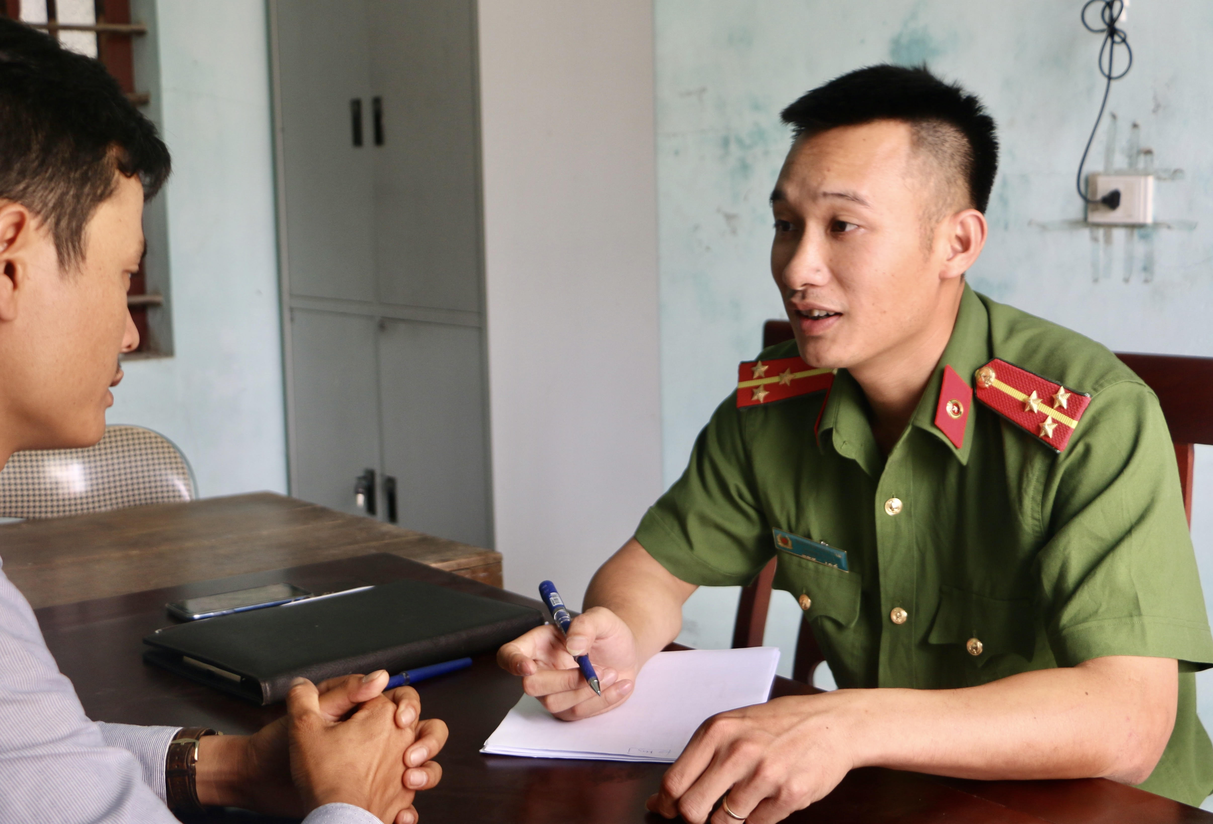 Thượng úy Nguyễn Văn Lãm làm việc với người dân. Ảnh: An Quỳnh