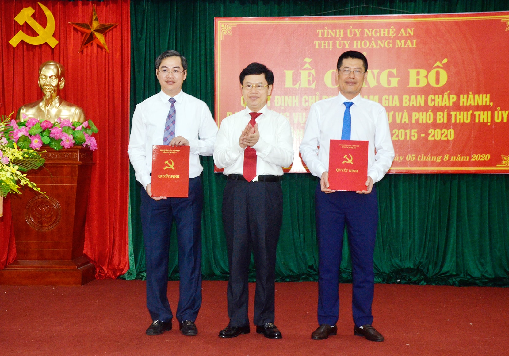 Đồng chí Nguyễn Xuân Sơn trao Quyết định điều động, chỉ định của Ban Thường vụ Tỉnh ủy cho các đồng chí Lê Trường Giang và Nguyễn Hữu An. Ảnh: Thanh Lê