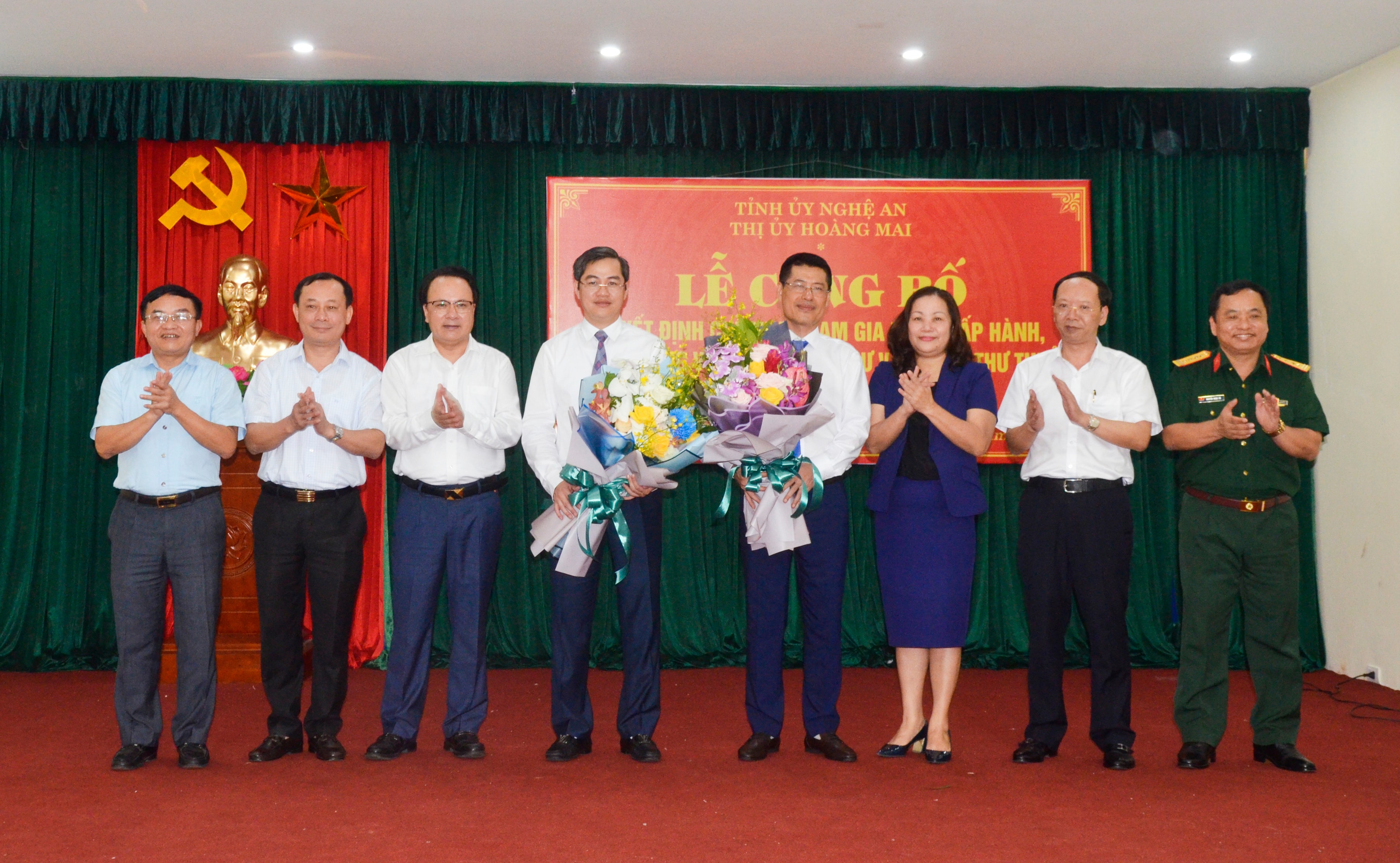 Các đồng chí trong Ban Thường vụ Tỉnh ủy tặng hoa chúc mừng hai đồng chí Lê Trường Giang và Nguyễn Hữu An. Ảnh: Thanh Lê