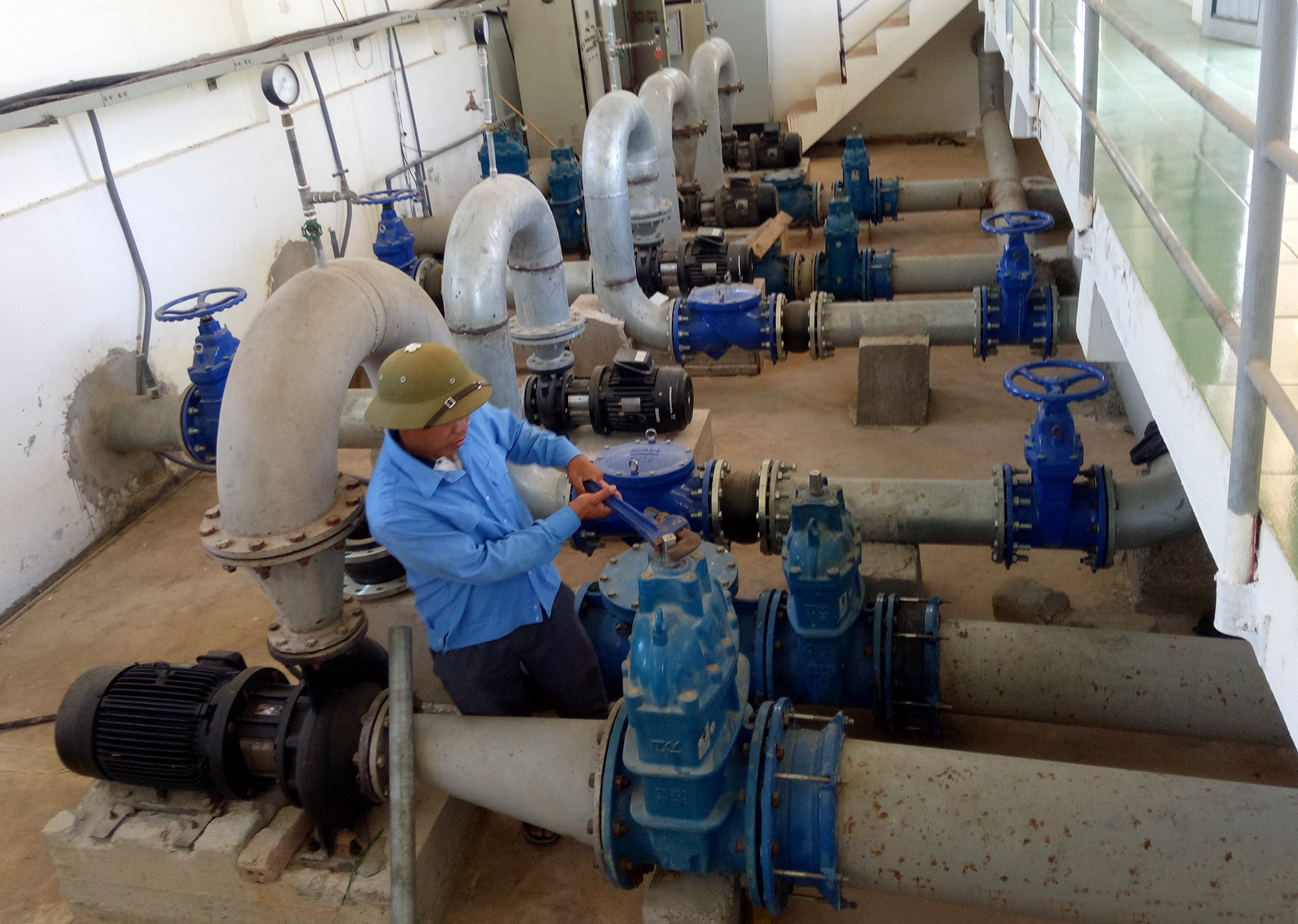 Công nhân vận hành nhà máy nước Yên Thành. Ảnh: Văn Trường