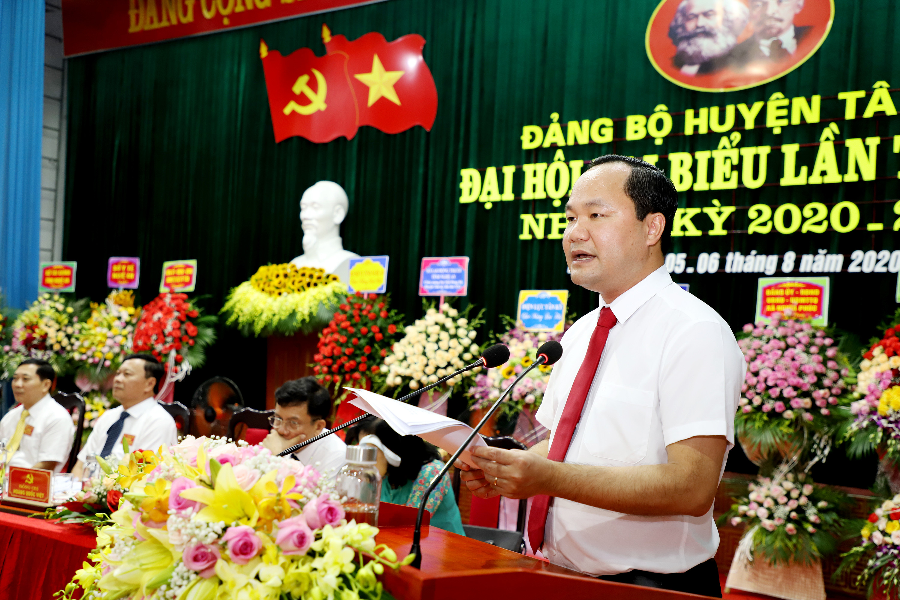 Đồng chí Hoàng Quốc Việt - Phó Bí thư Huyện ủy, Chủ tịch UBND huyện trình này. Ảnh: Phạm Bằng