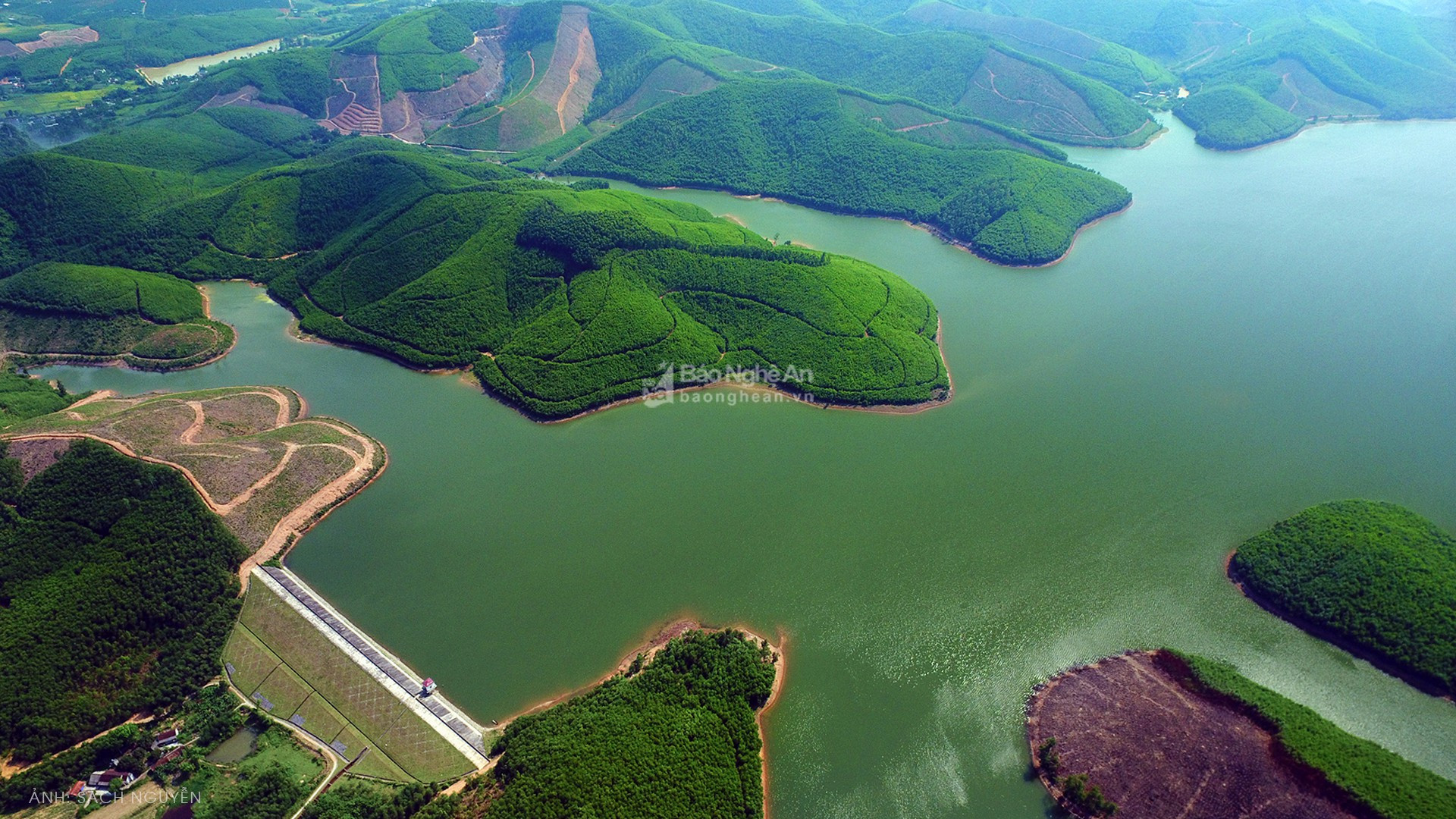 Đập Vệ Vừng là hồ đập lớn nhất huyện lúa Yên Thành, với diện tích mặt nước 720 ha, trữ lượng 18 triệu m3 nước. Đây là niềm tự hào của quê lúa Yên Thành, là điểm đến của nhiều du khách. Ảnh tư liệu: Sách Nguyễn.