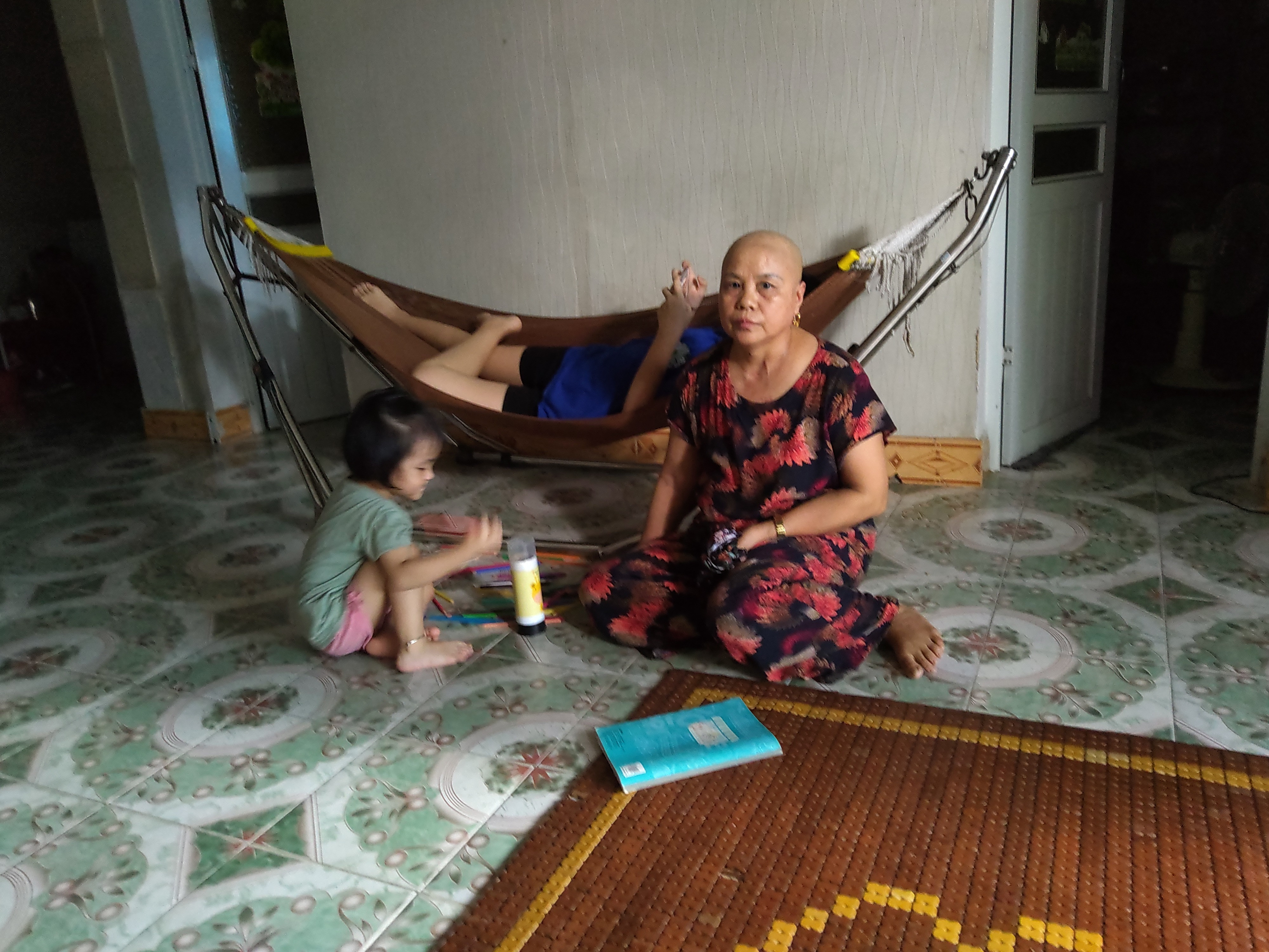 Bà Ngô Thị Lam hiện đang điều trị bệnh ung thư vú giai đoạn 3. Ảnh: Ngọc Khánh
