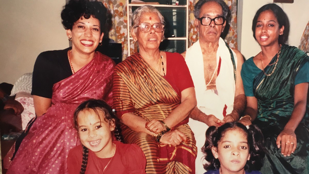 Kamala Harris, hàng sau bên trái, chụp ảnh cùng gia đình khi còn nhỏ. Ảnh: Los Angeles Times