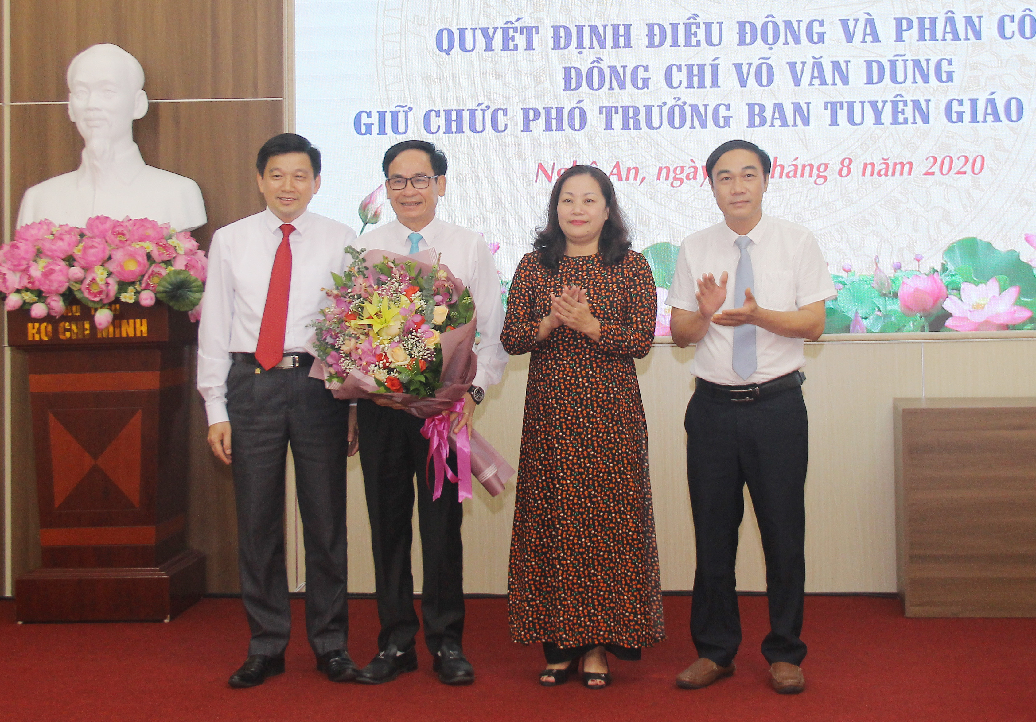 Lãnh đạo Ban Tuyên giáo Tỉnh ủy tặng hoa chúc mừng đồng chí Võ Văn Dũng. Ảnh: Mai Hoa