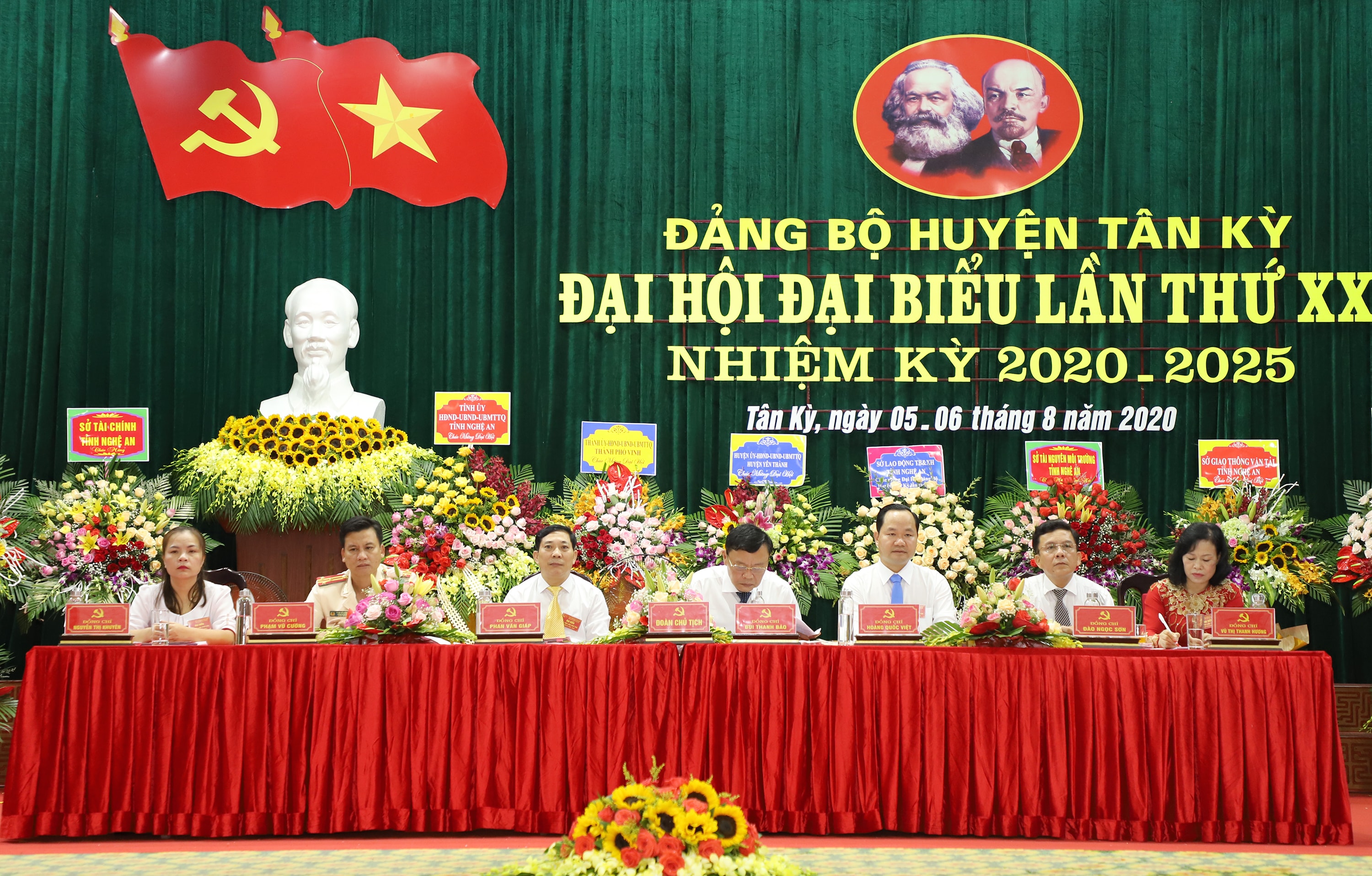Đoàn chủ tịch điều hành đại hội. Ảnh: Phạm Bằng